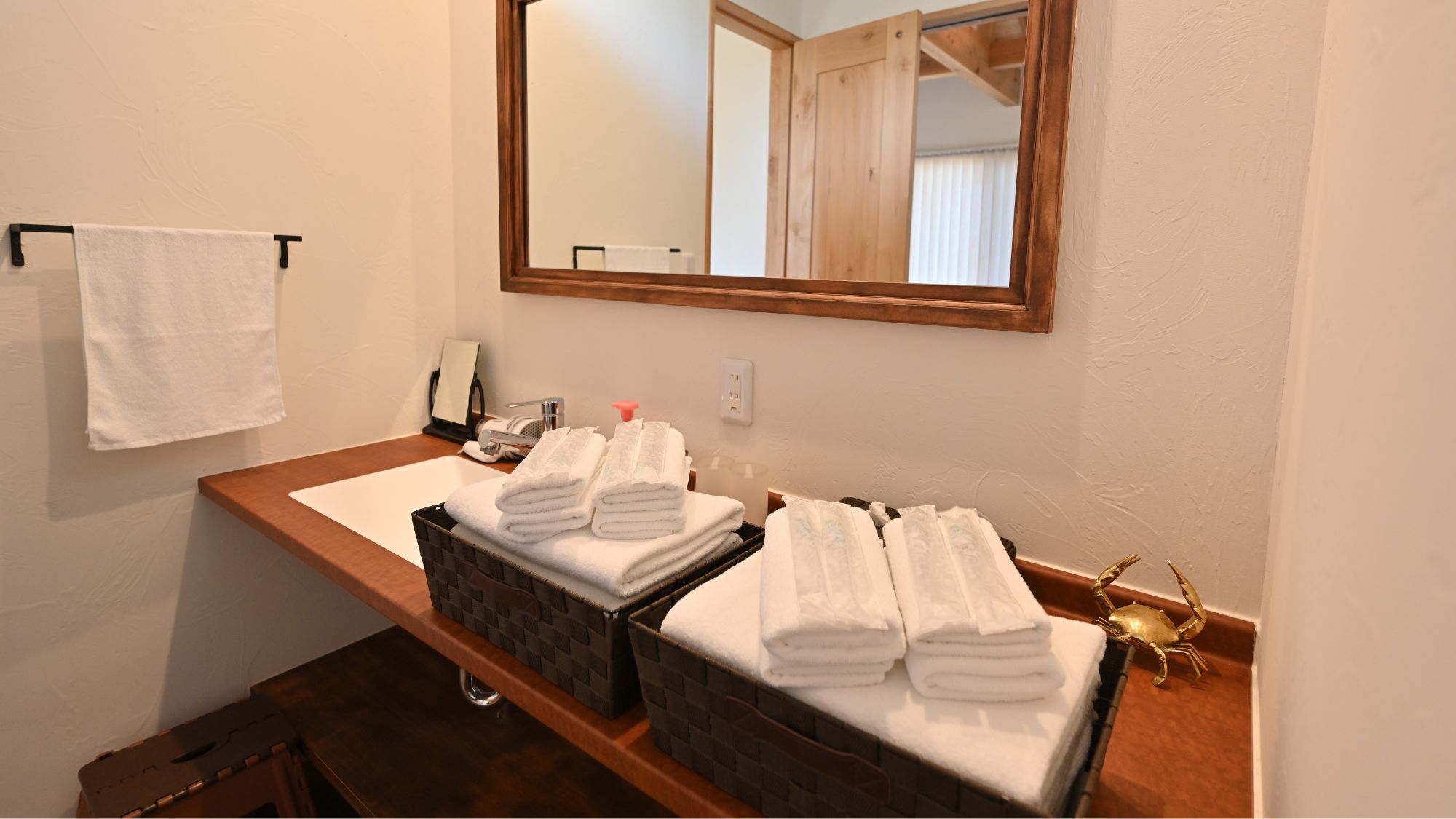 清潔感あふれる洗面台。タオルやアメニティ完備。