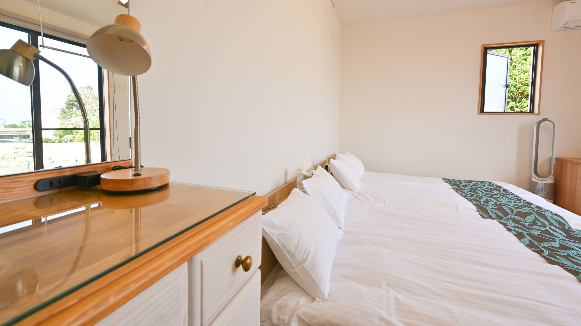 カウンター付きの寝室。おしゃれで機能的な空間。