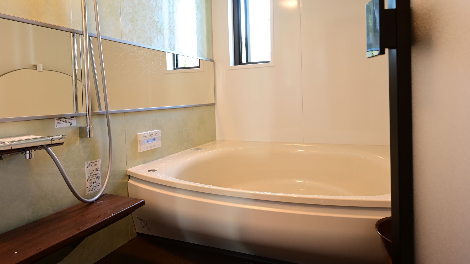 清潔感のあるバスルーム。ナチュラルなデザイン。