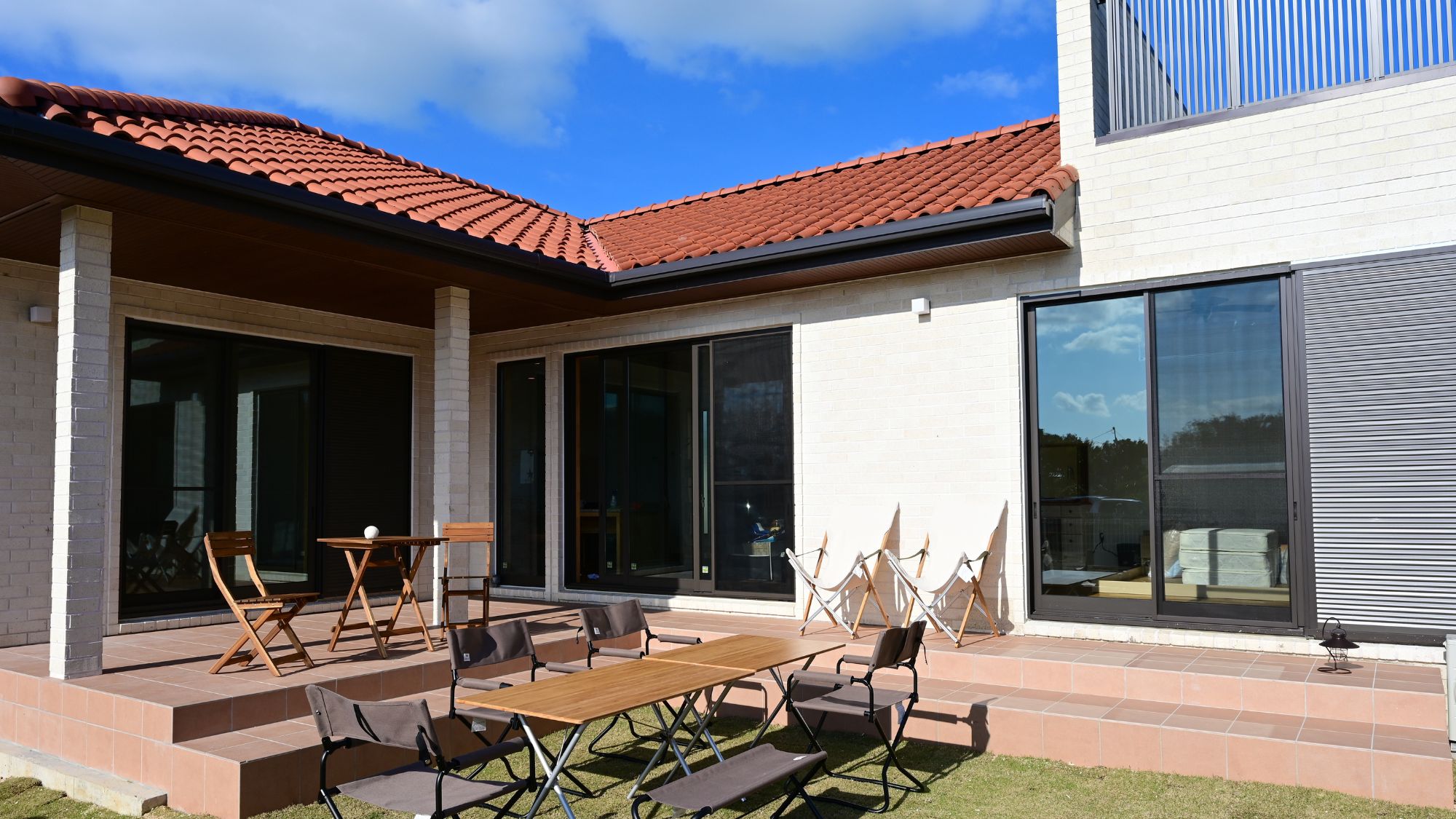 屋根付きテラスで天候に関係なく楽しめます。 