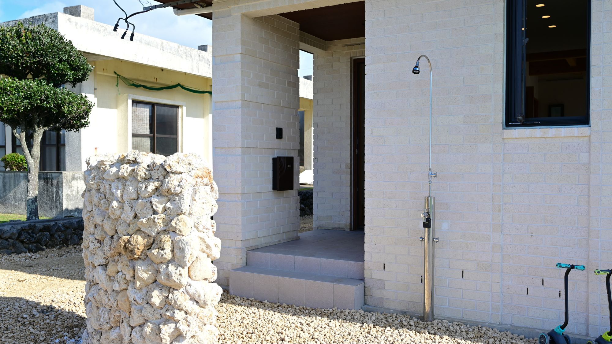 裏側にも広いスペースがある実用的な建物構造。