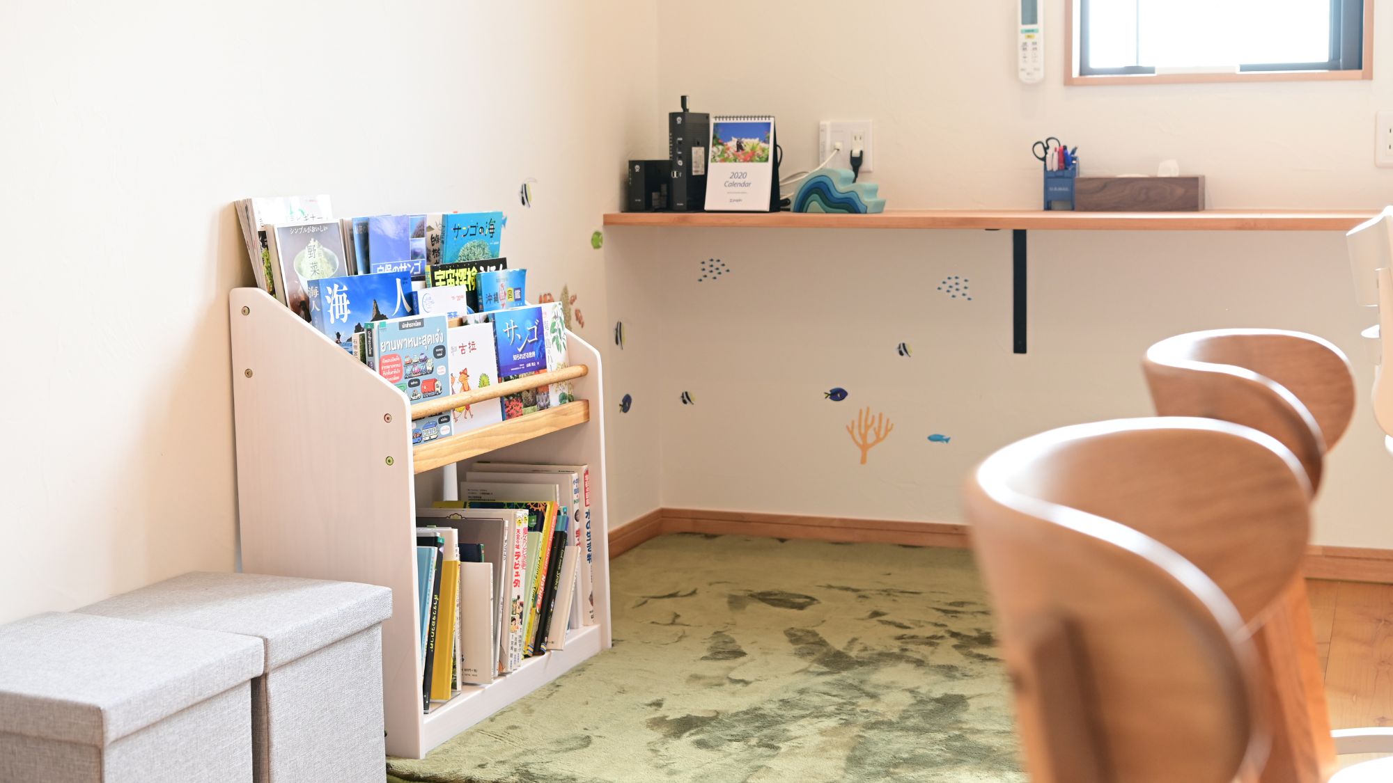 おしゃれなワークスペース。本や雑貨が揃う。