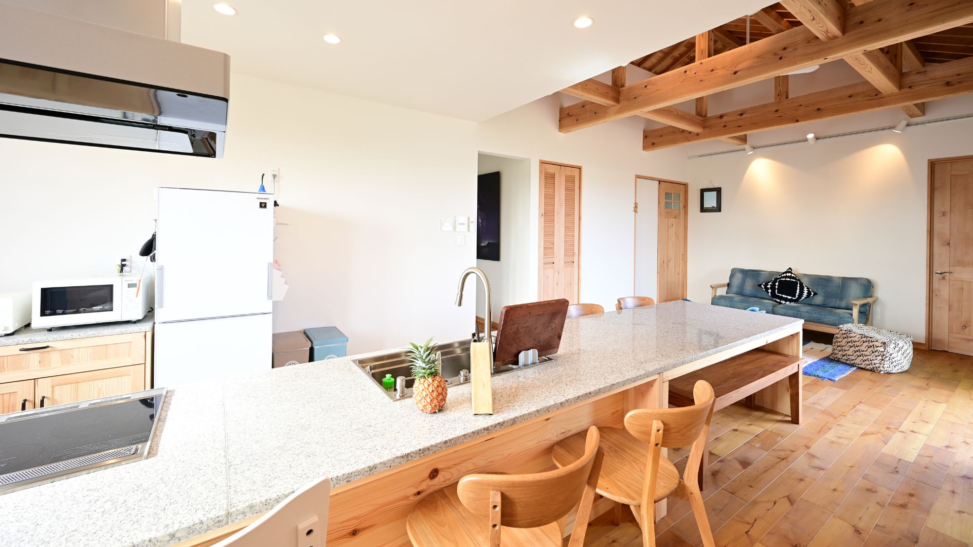 電子レンジや炊飯器完備の機能的なキッチン。