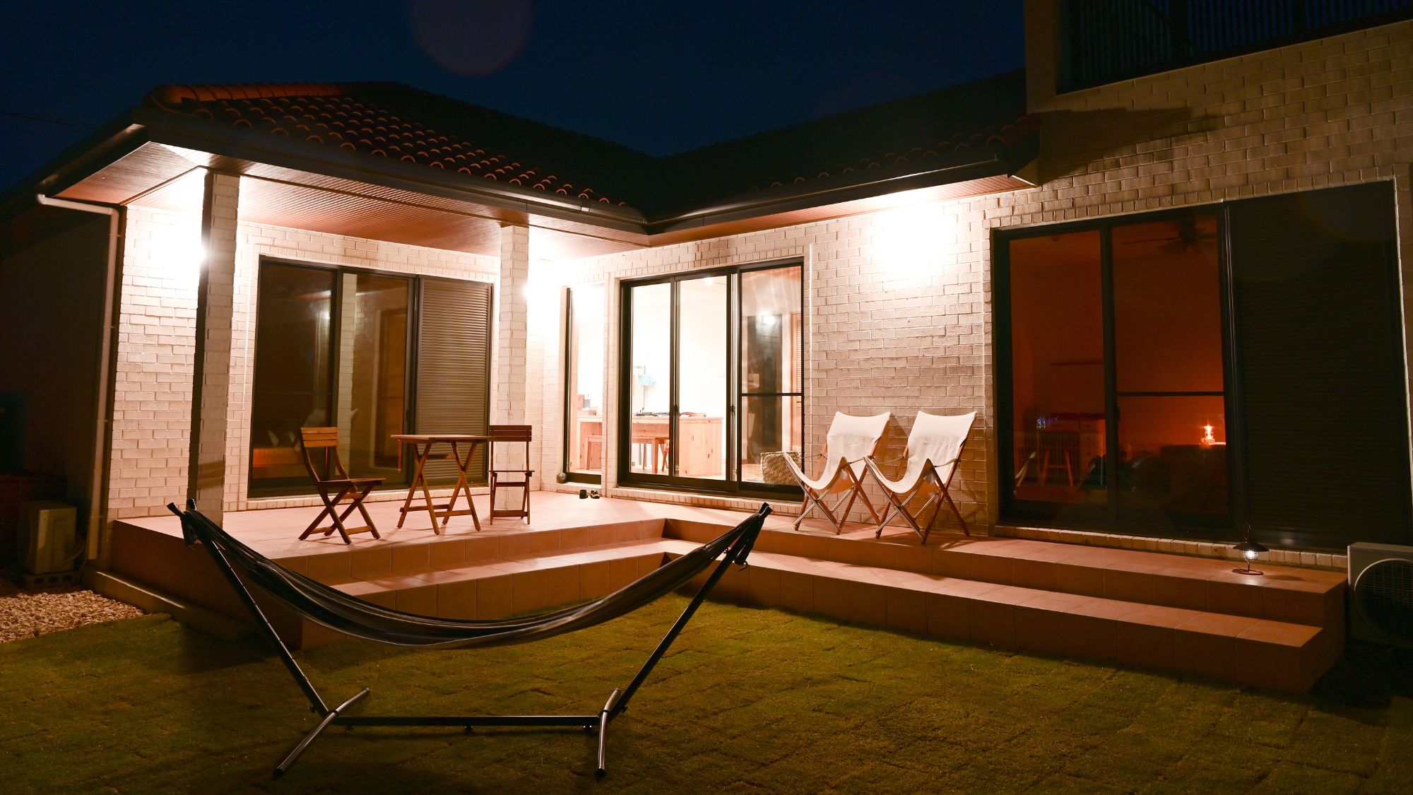 夜のテラス。温かみのある照明で幻想的な雰囲気。