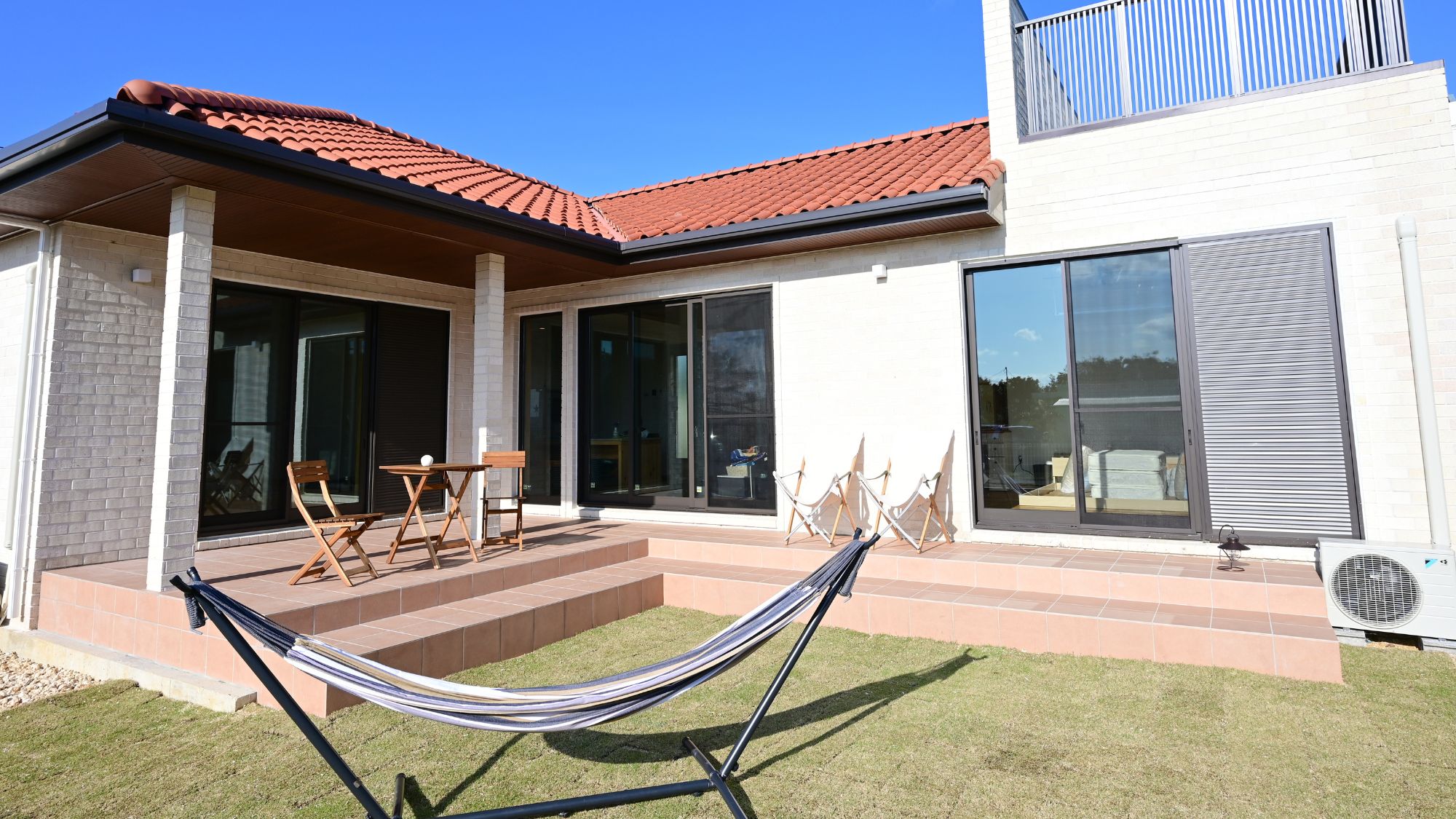 大きな窓が特徴の開放的な外観。