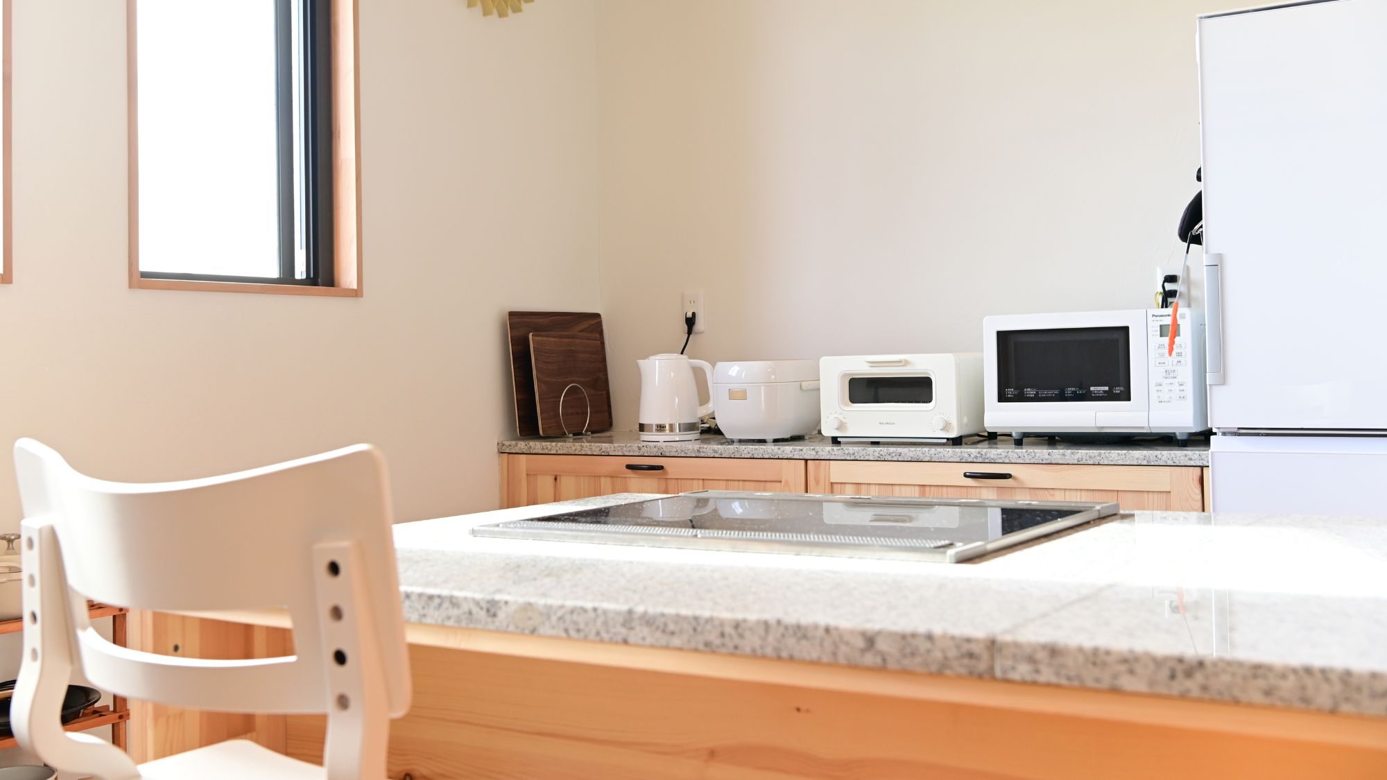 キッチンとダイニングをつなぐ快適なカウンター。