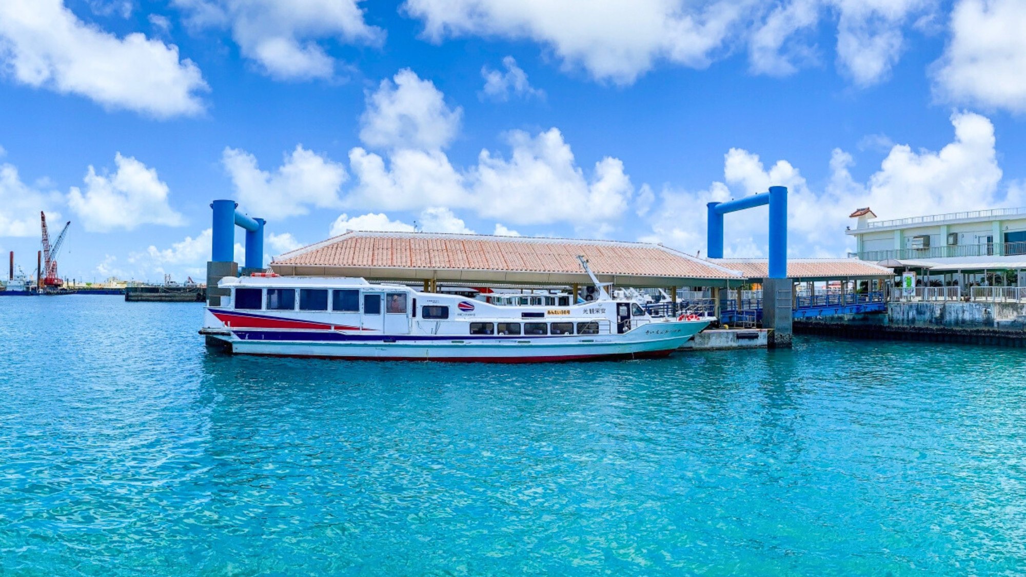 港に停泊するフェリー、離島の旅が始まります。