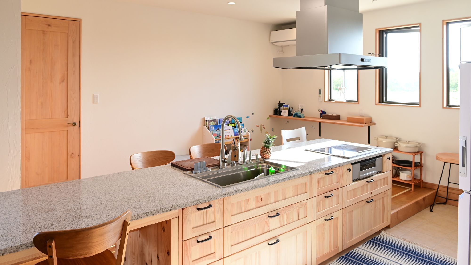 天然木を活かしたアイランドキッチン。収納も充実。