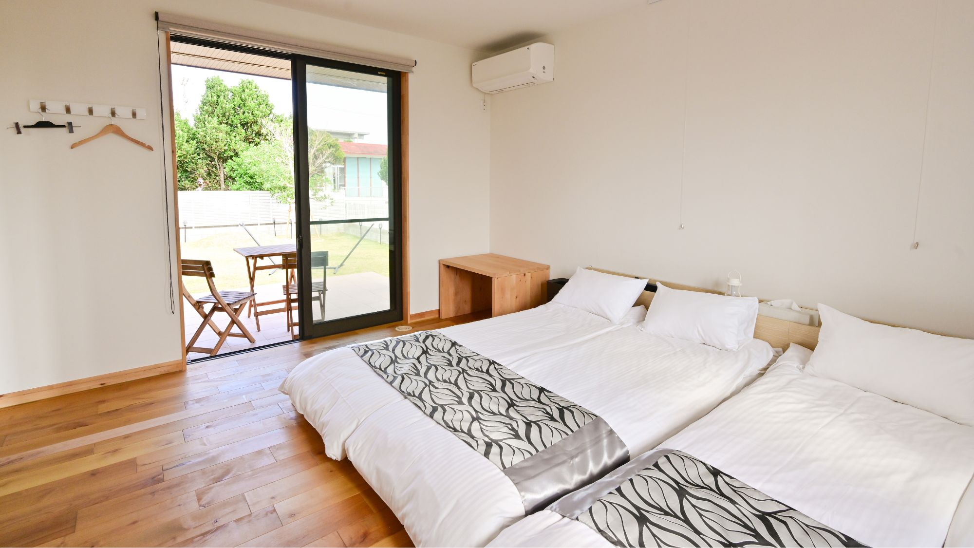 テラスに直結した開放的な寝室。自然光が心地よいです