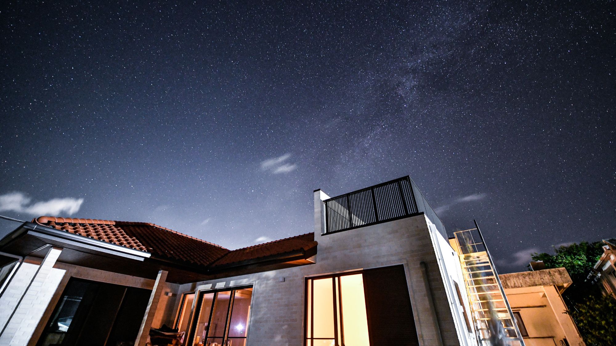 星空が美しい夜の外観。ルーフバルコニーで星空観賞
