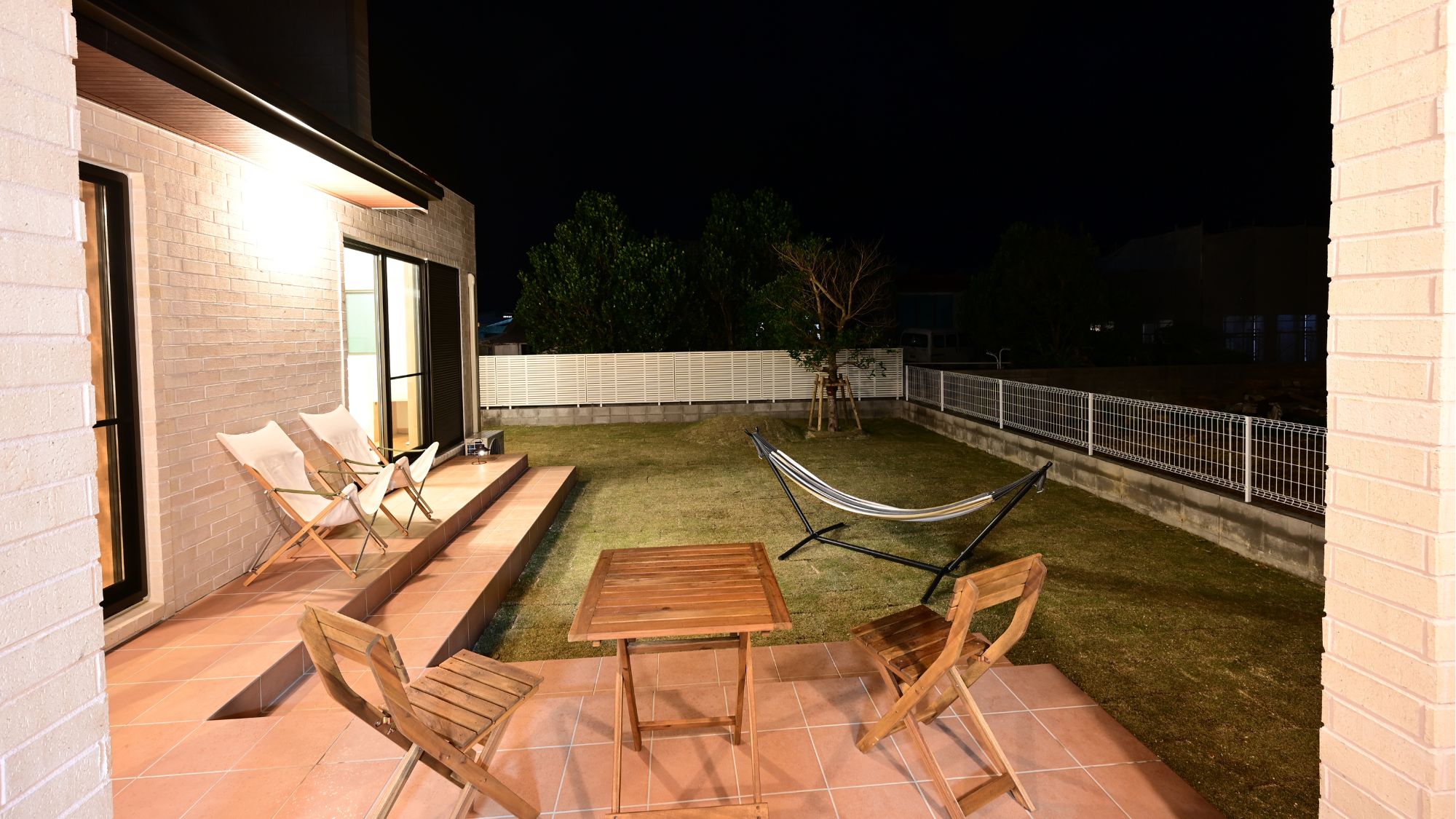 テラスでくつろげる、雰囲気のあるナイトシーン。