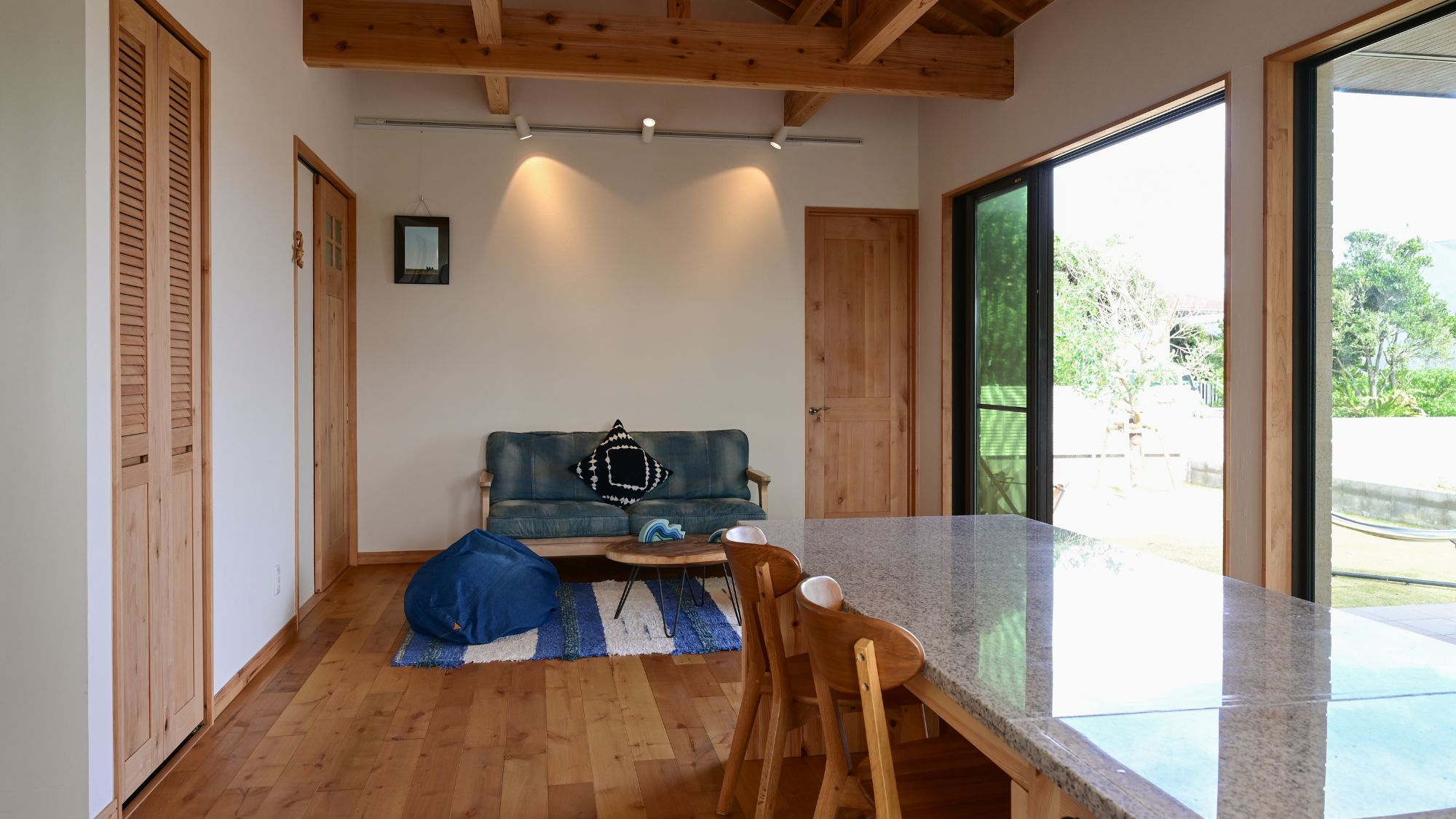 自然光が差し込むダイニング。食事が楽しくなる空間。