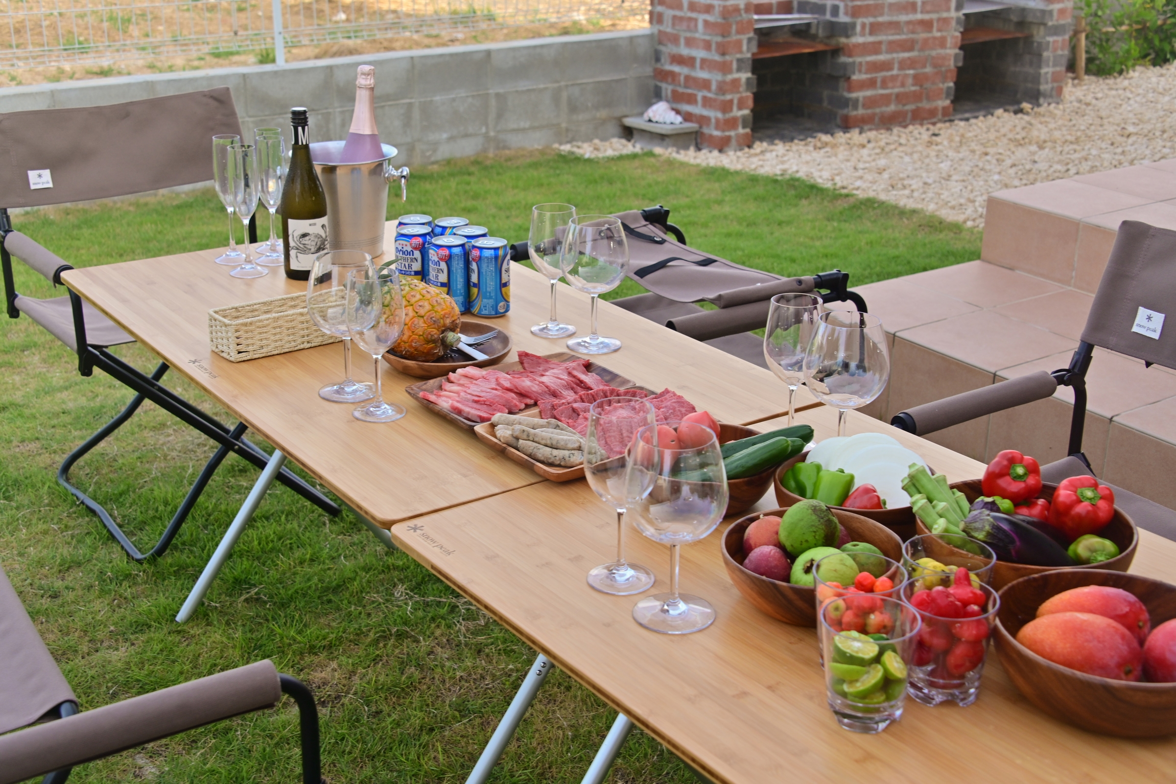 広々とした庭で家族でバーベキュー