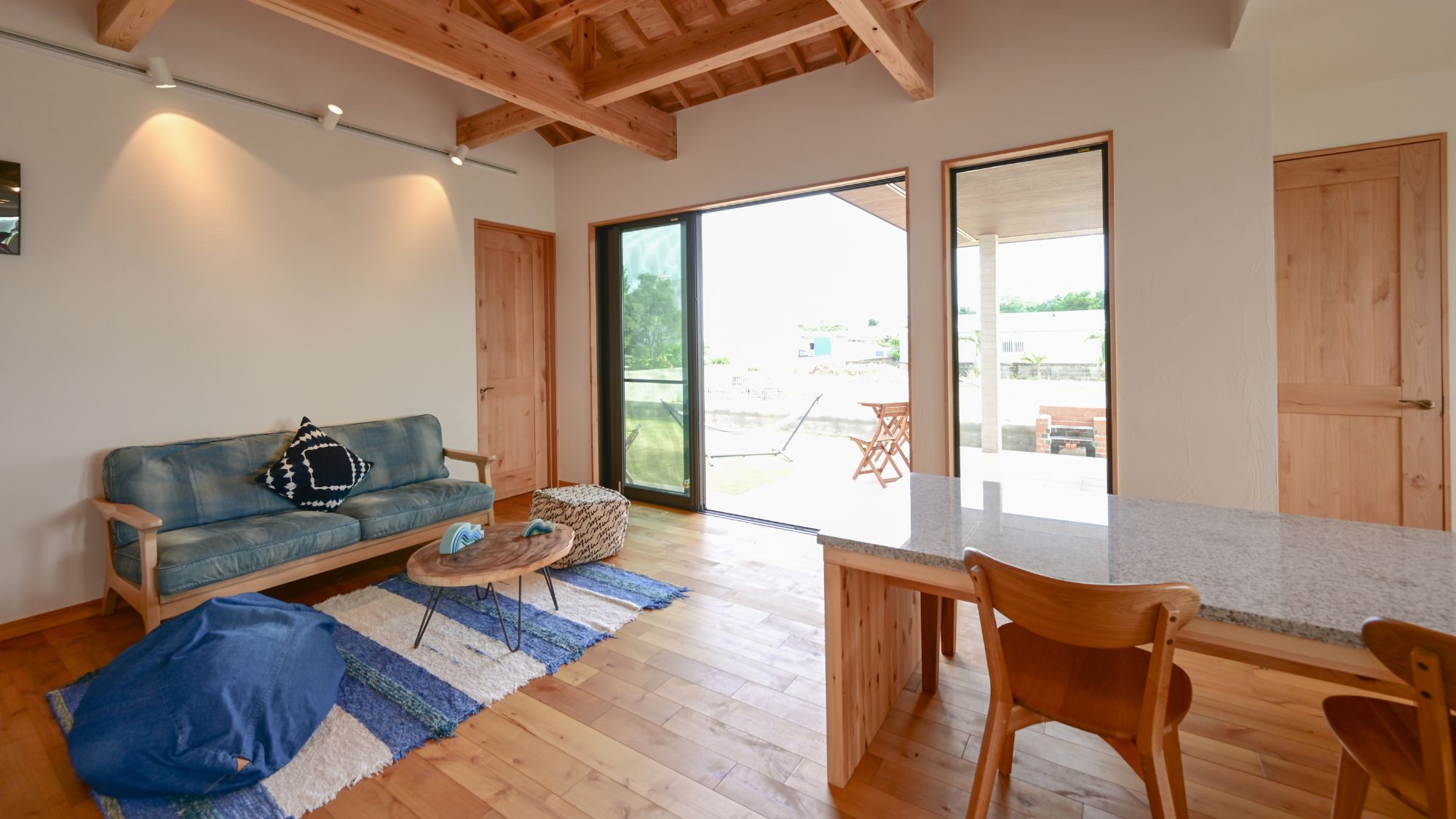 リビングとダイニングが一体化した広々とした空間。 