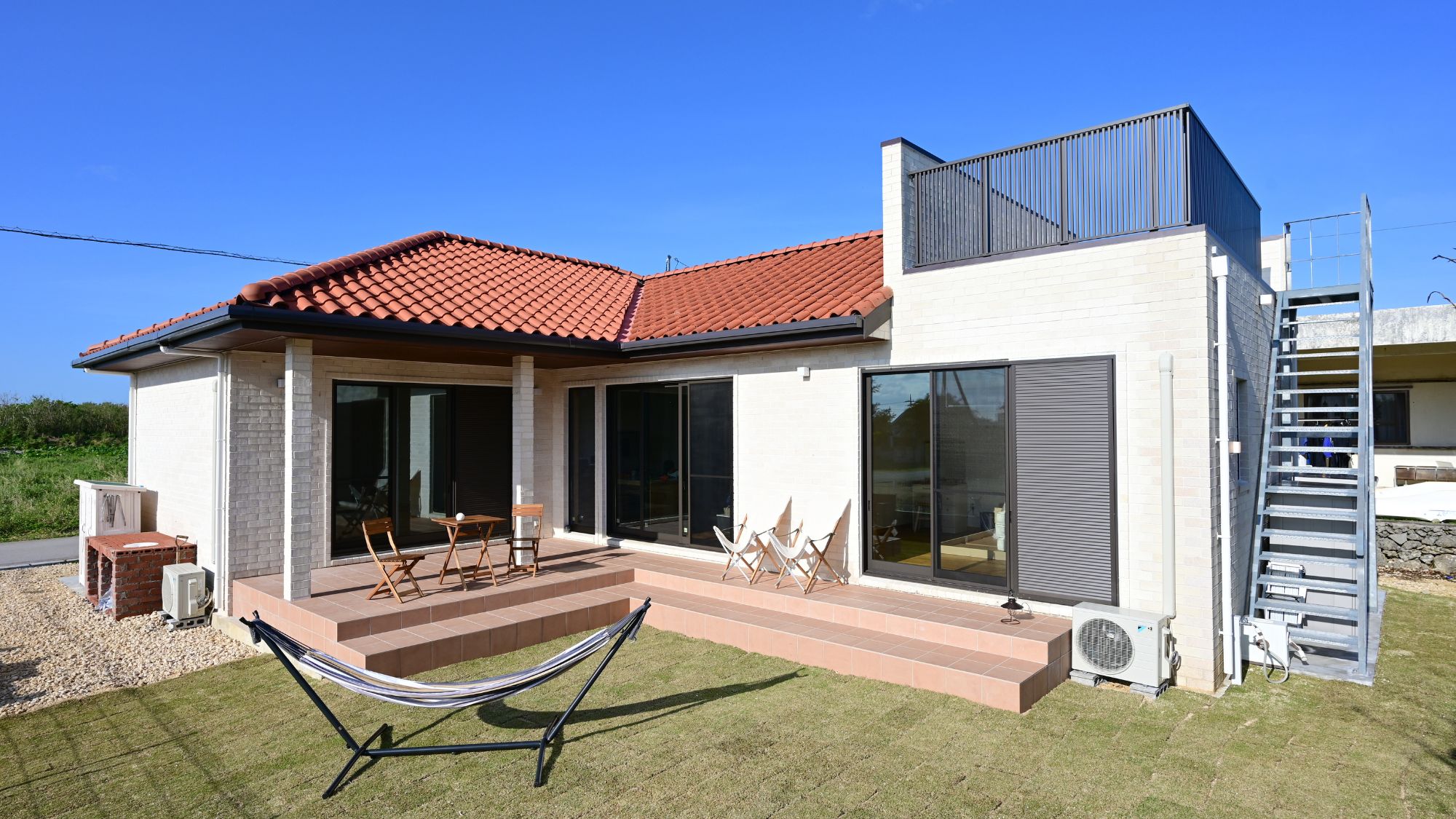 テラスと芝生が広がる心地よい屋外空間。