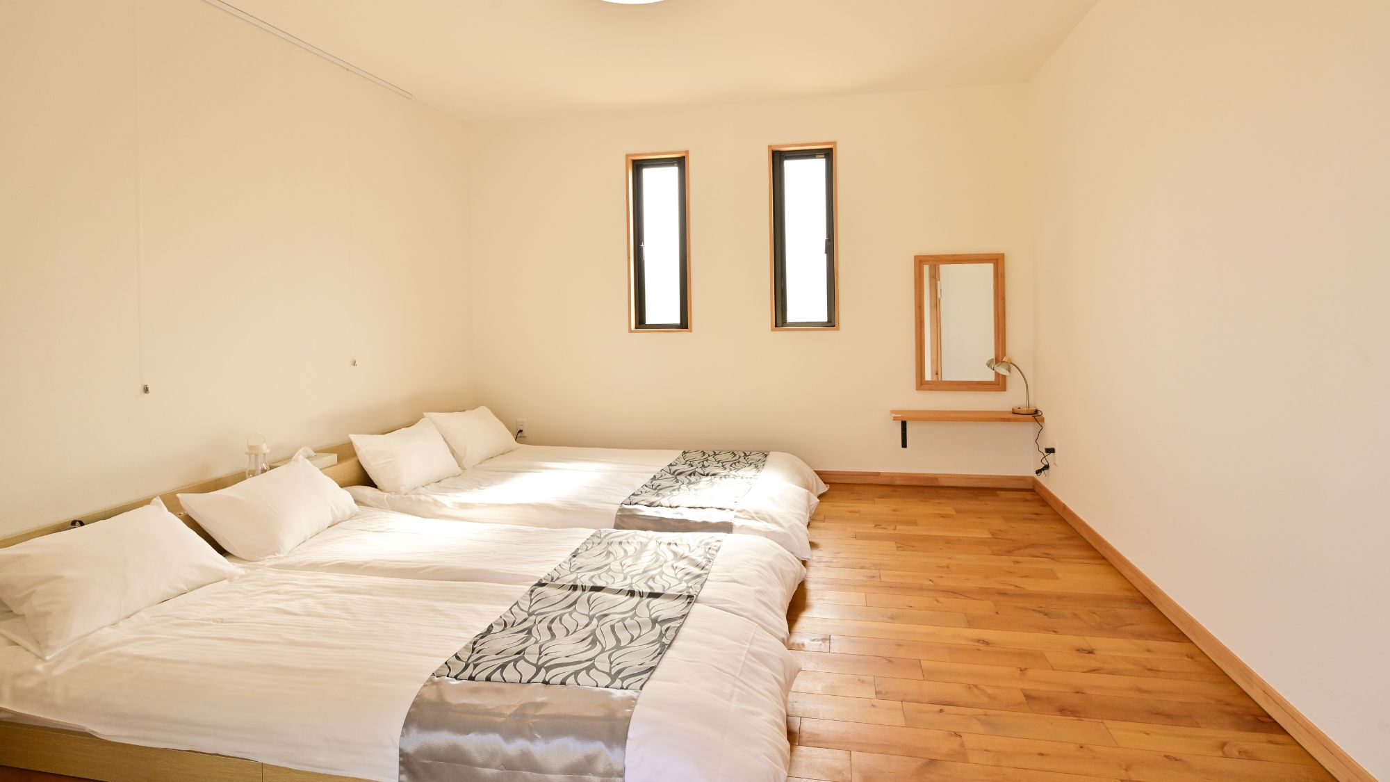 シンプルで温かみのある寝室。快適なベッド付き。