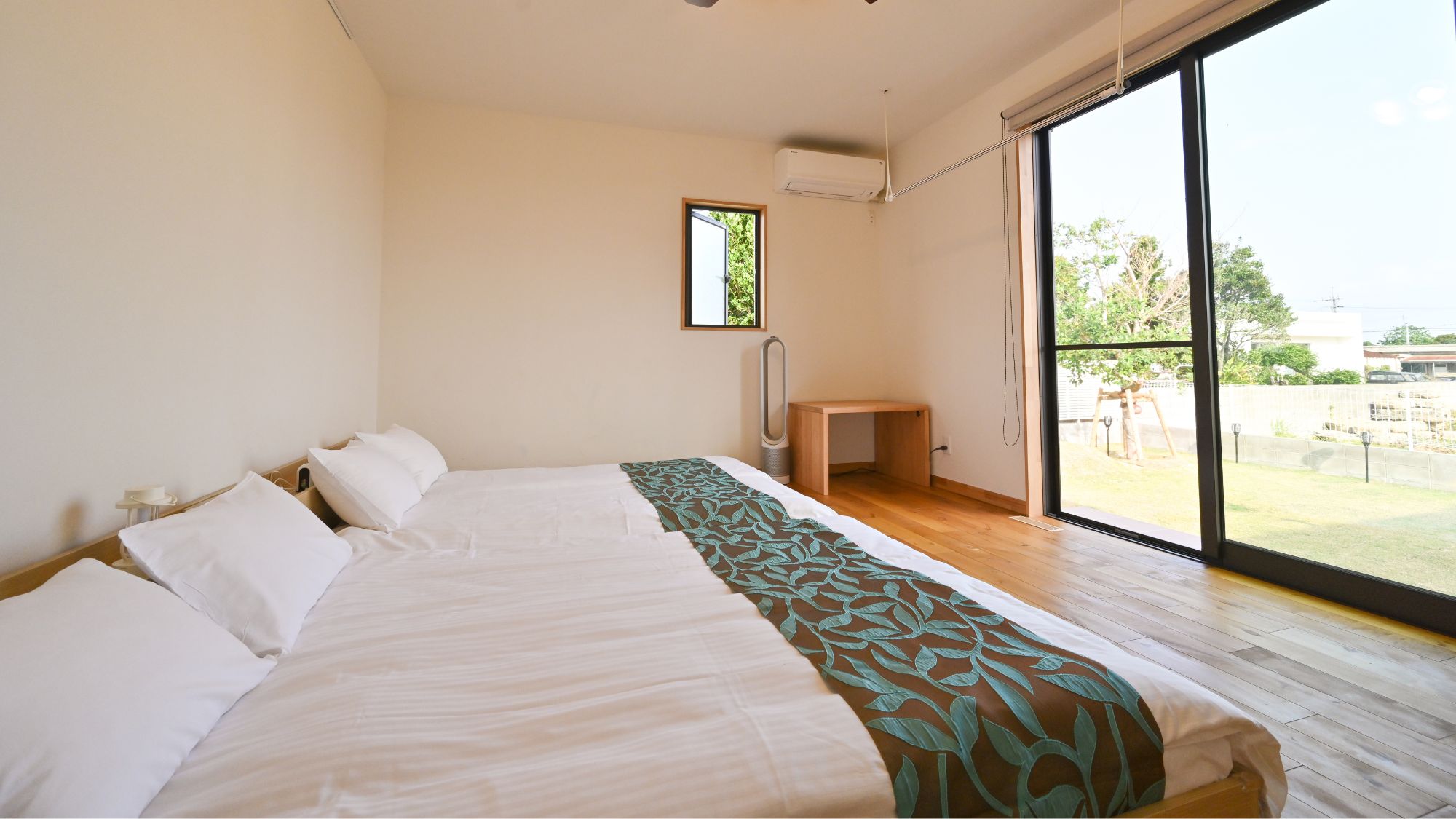 大きな窓が特徴の寝室。庭の景色を満喫できます。