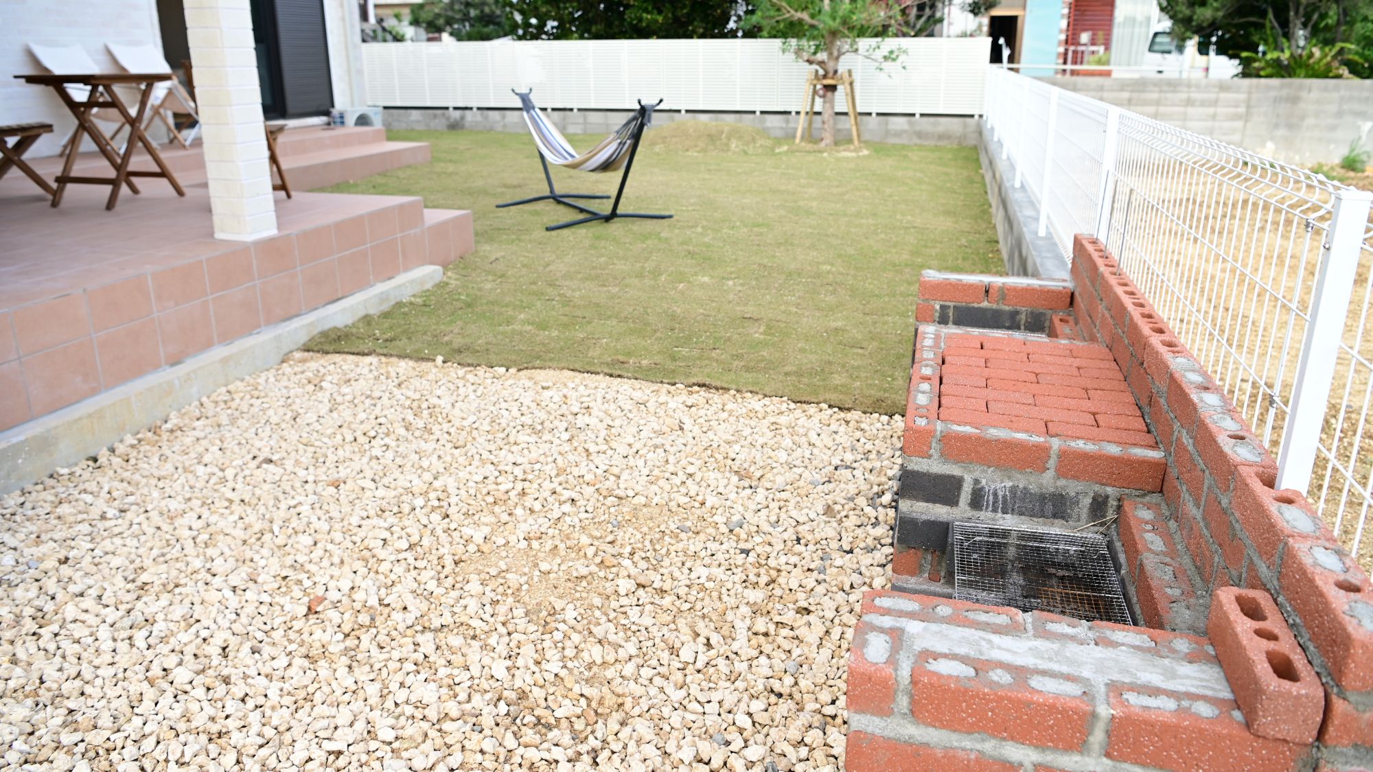 庭とBBQスペースが一体化したくつろぎ空間。