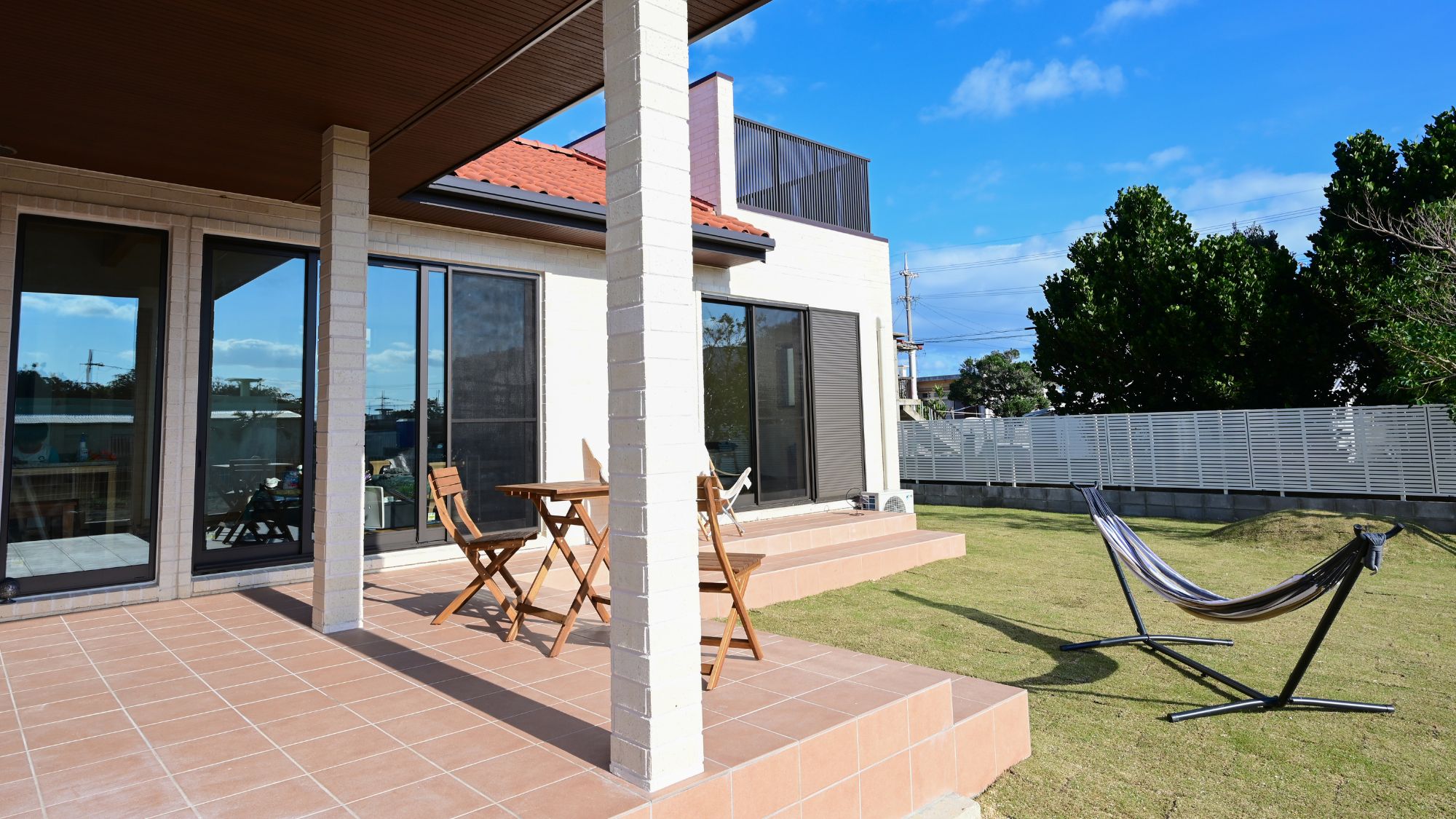 広々とした庭とハンモック付きのリラックス空間。