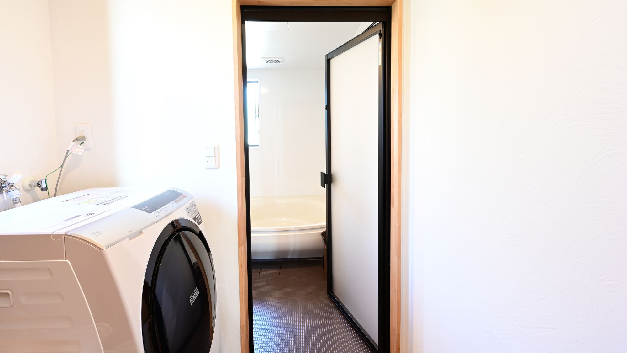 洗濯機完備のランドリースペース。快適な家事環境。