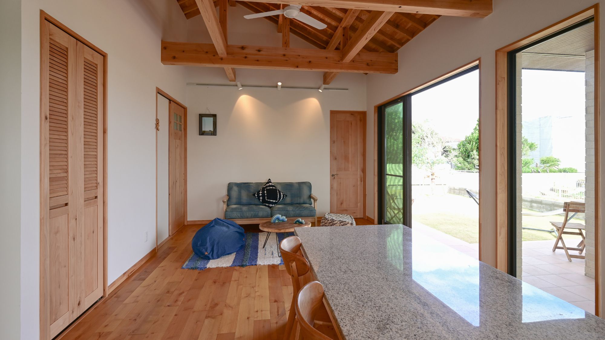 木の温もりを感じるリビング。落ち着いた雰囲気。