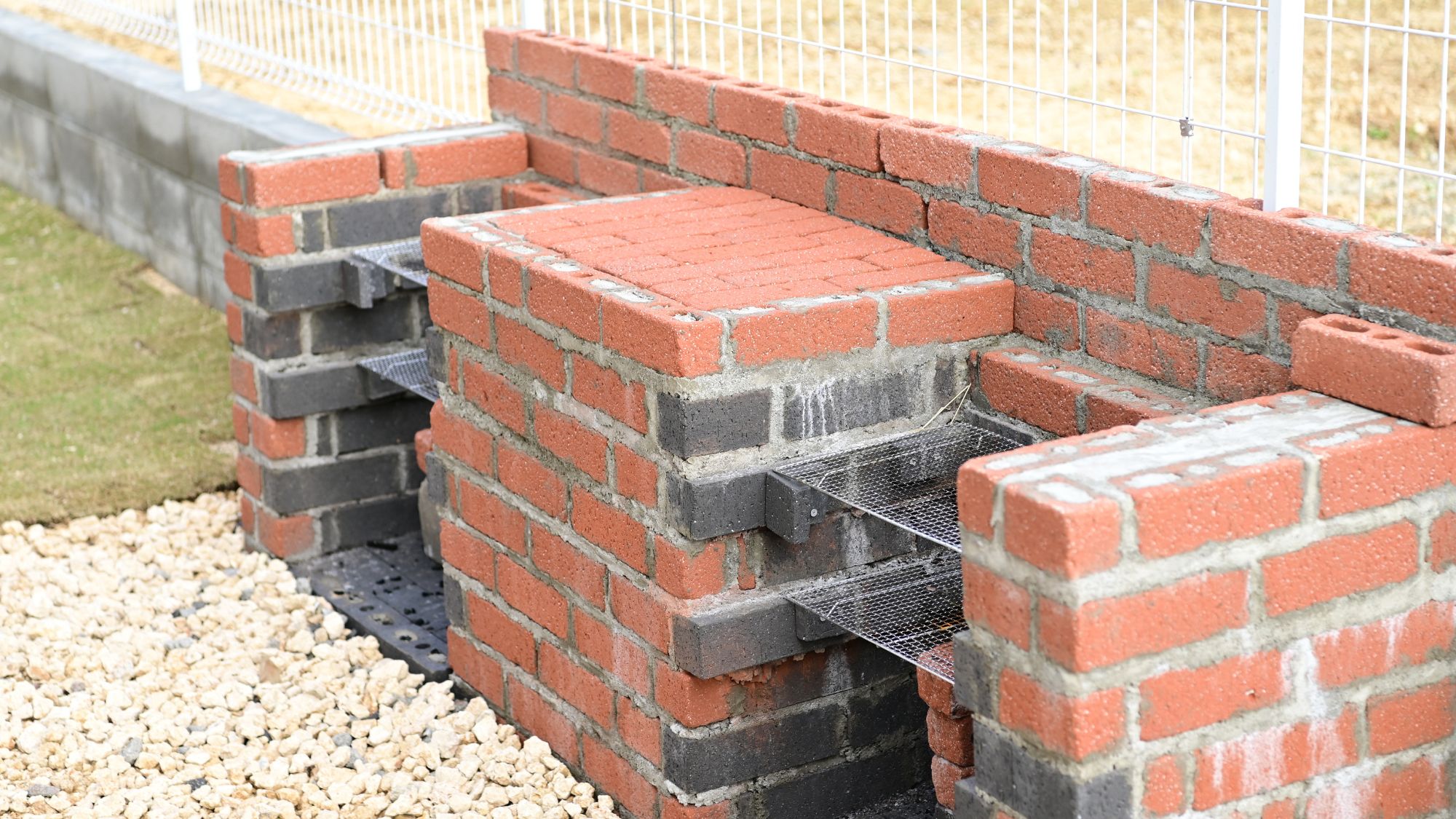 レンガで作られたBBQスペース。アウトドアに最適。