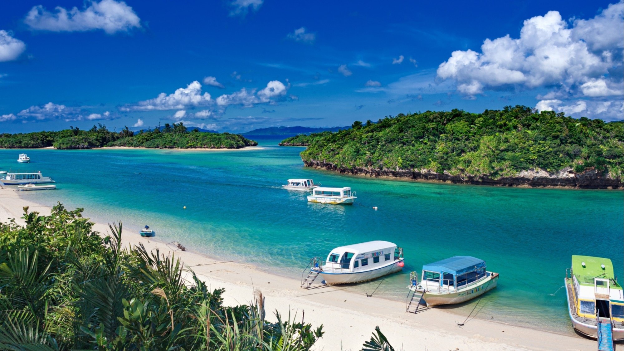 川平湾の透き通るビーチ、穏やかな海でのリラックスタイム。