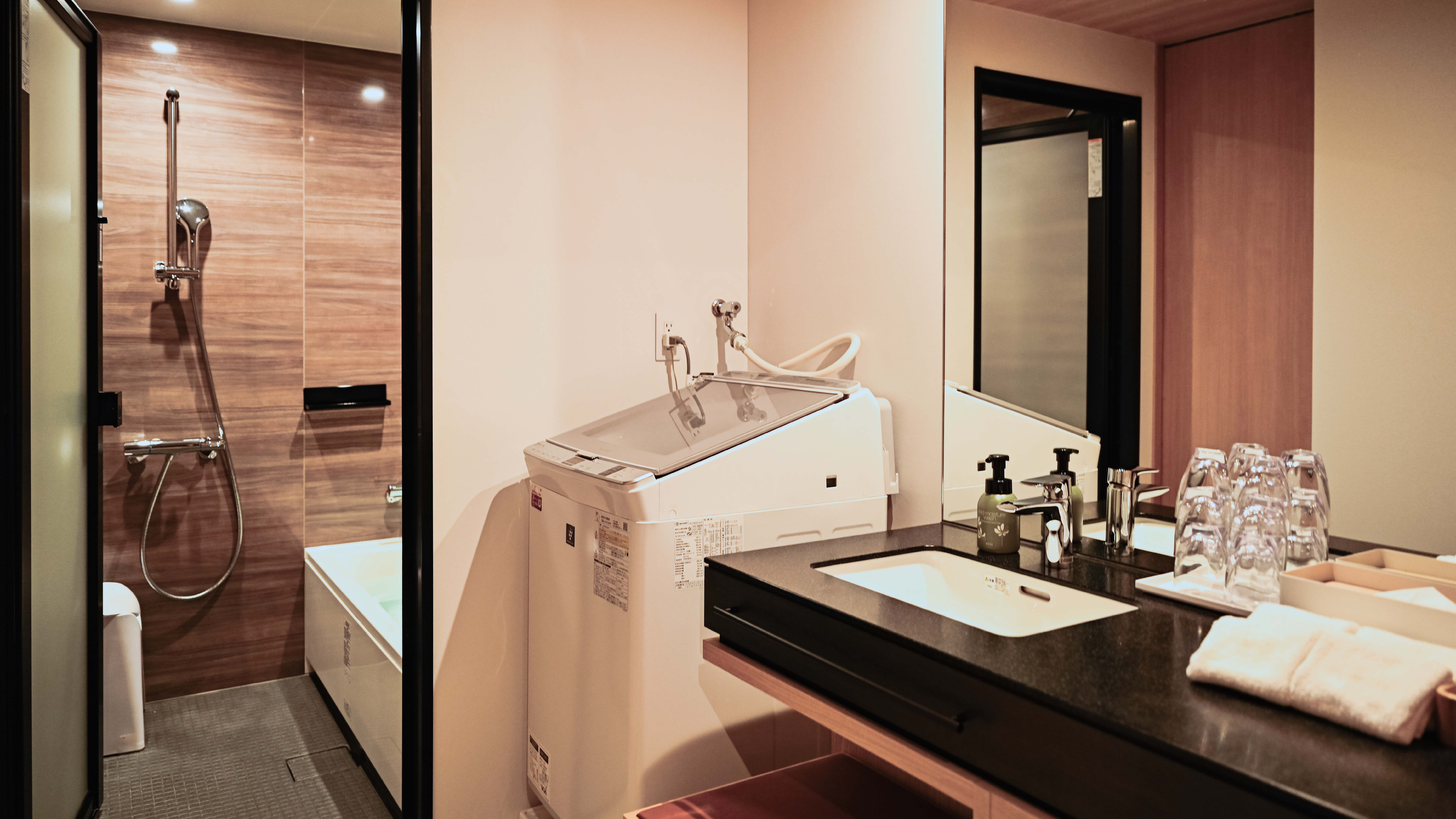 洗面台から洗濯機と浴室