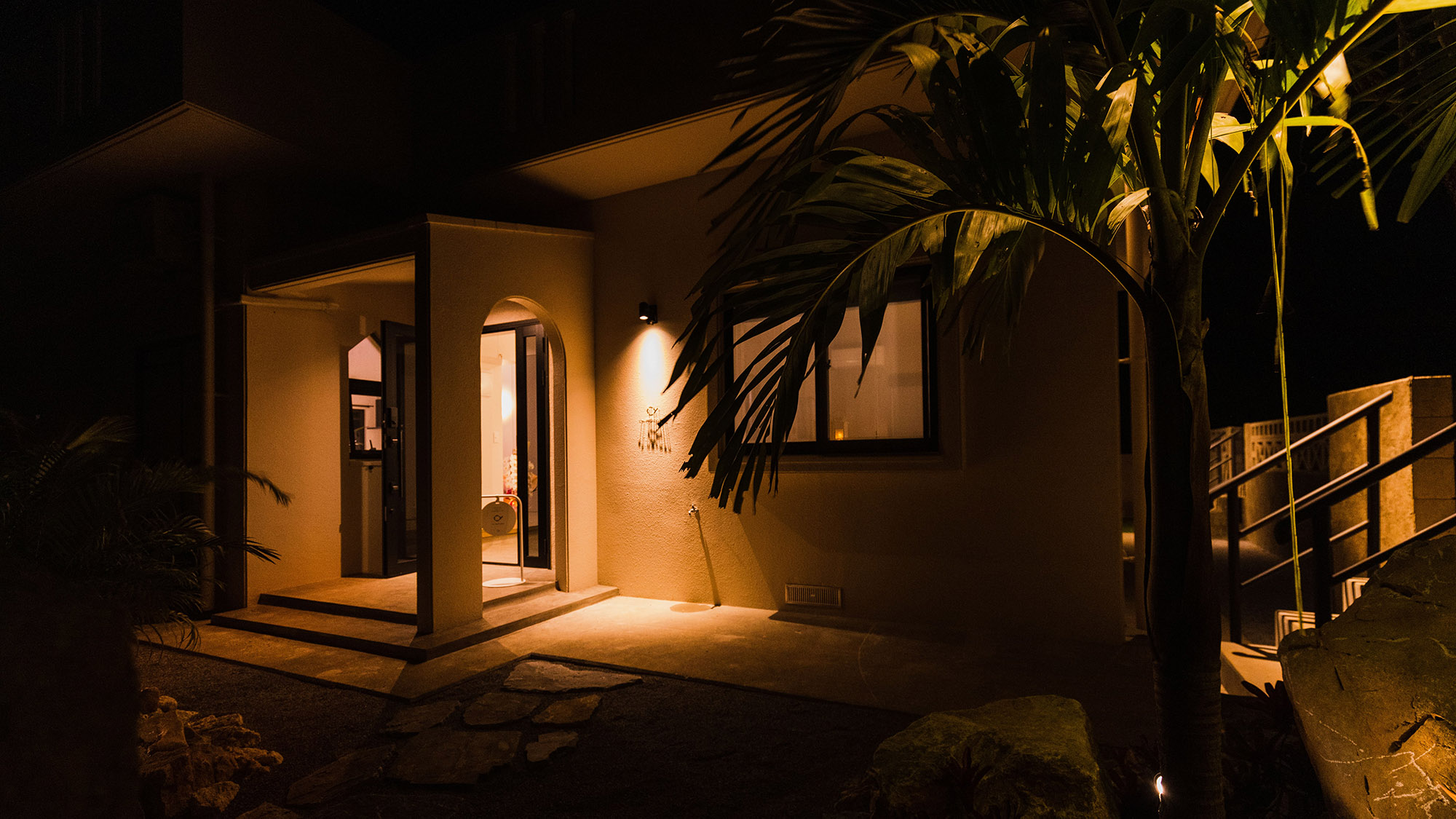 ・【外観】夜には玄関から温かな光がこぼれる。昼とは違う印象をお楽しみください