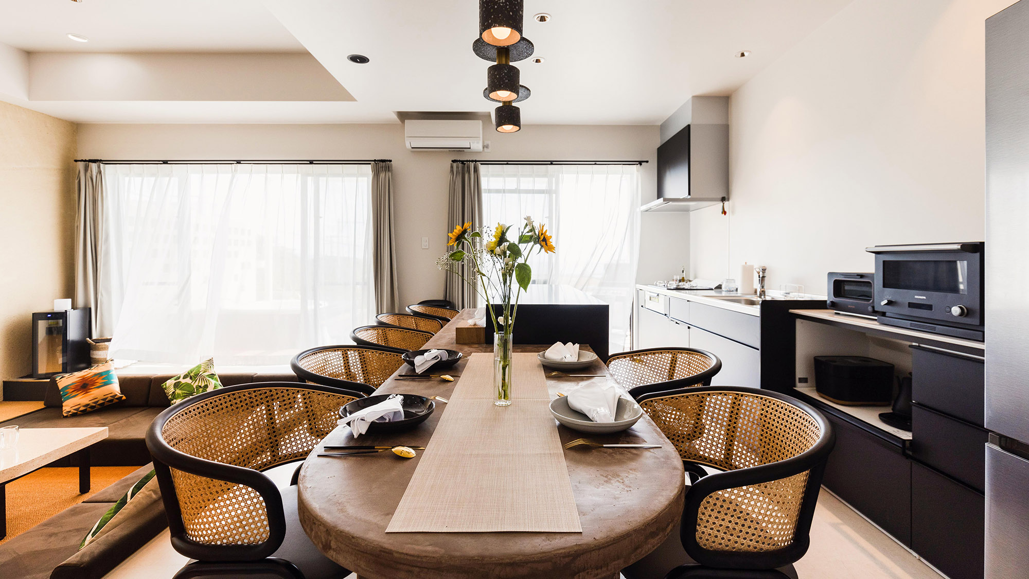 ・【ダイニング】カウンターキッチンなので、お料理を楽しみながらお食事をすることも可能です