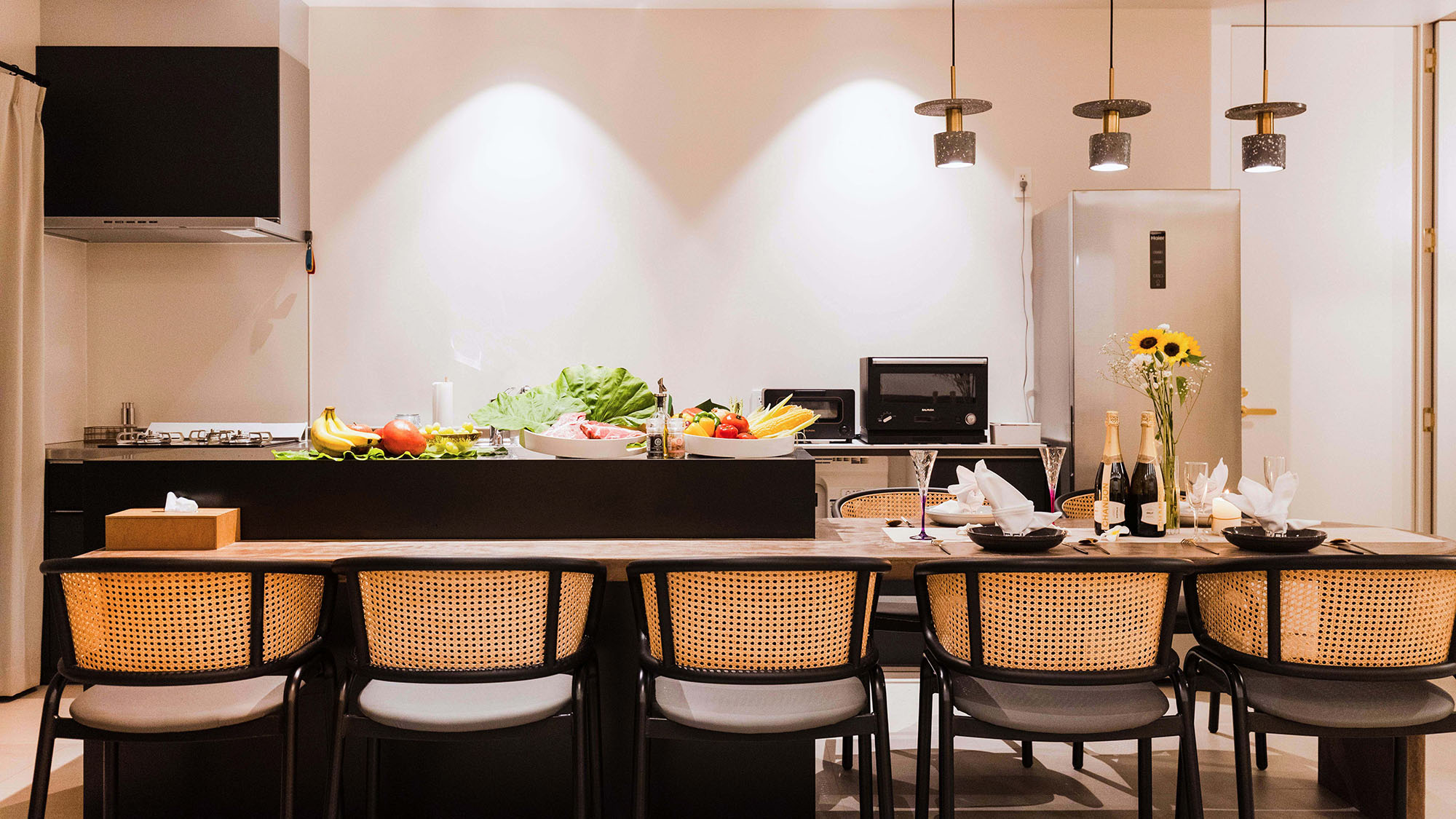 ・【キッチン】カウンターキッチンなので、ご家族やご友人とワイワイお料理を楽しめます