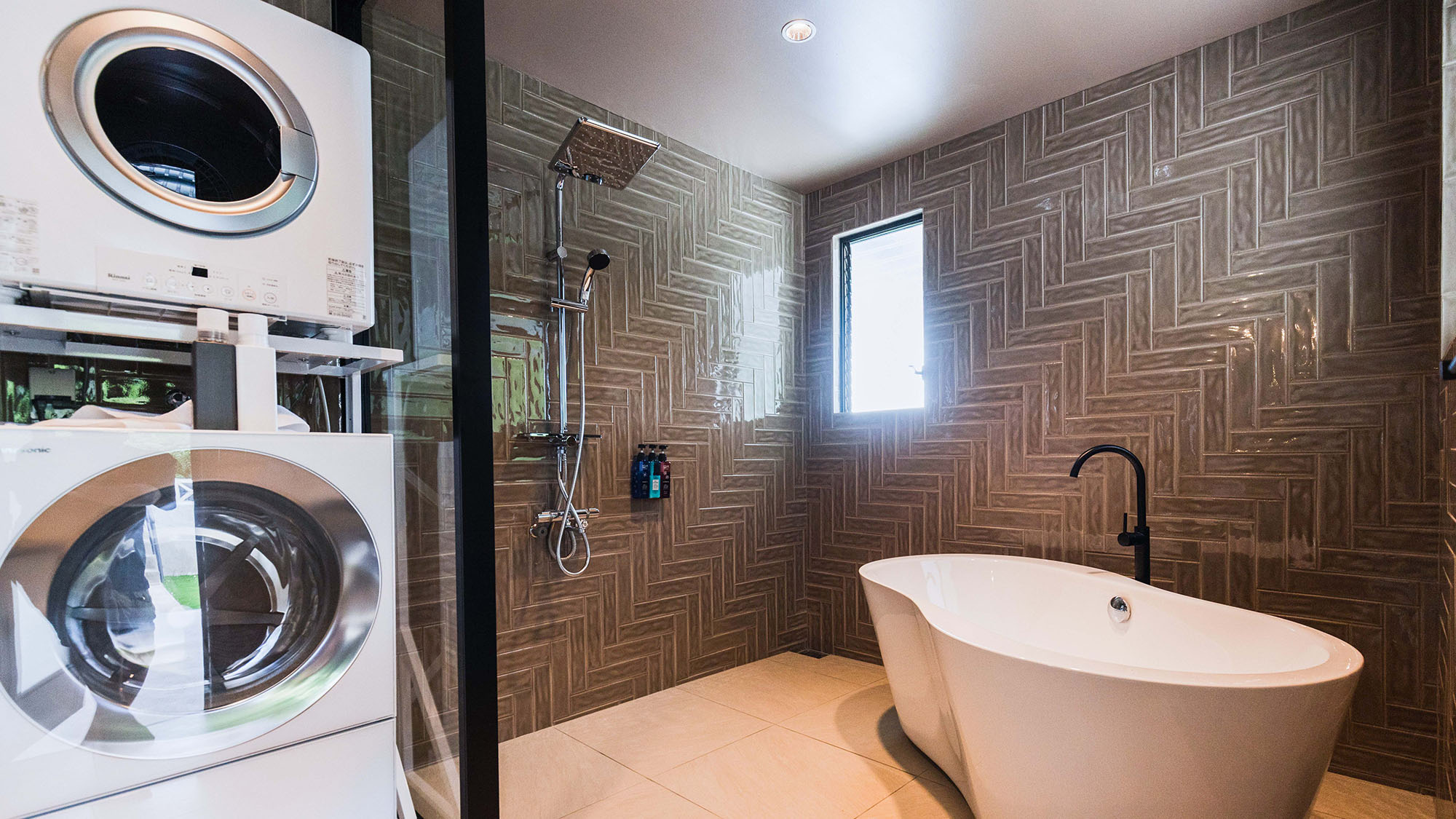 ・【お風呂】バスタブ付きのお風呂。旅の疲れを癒してください♪