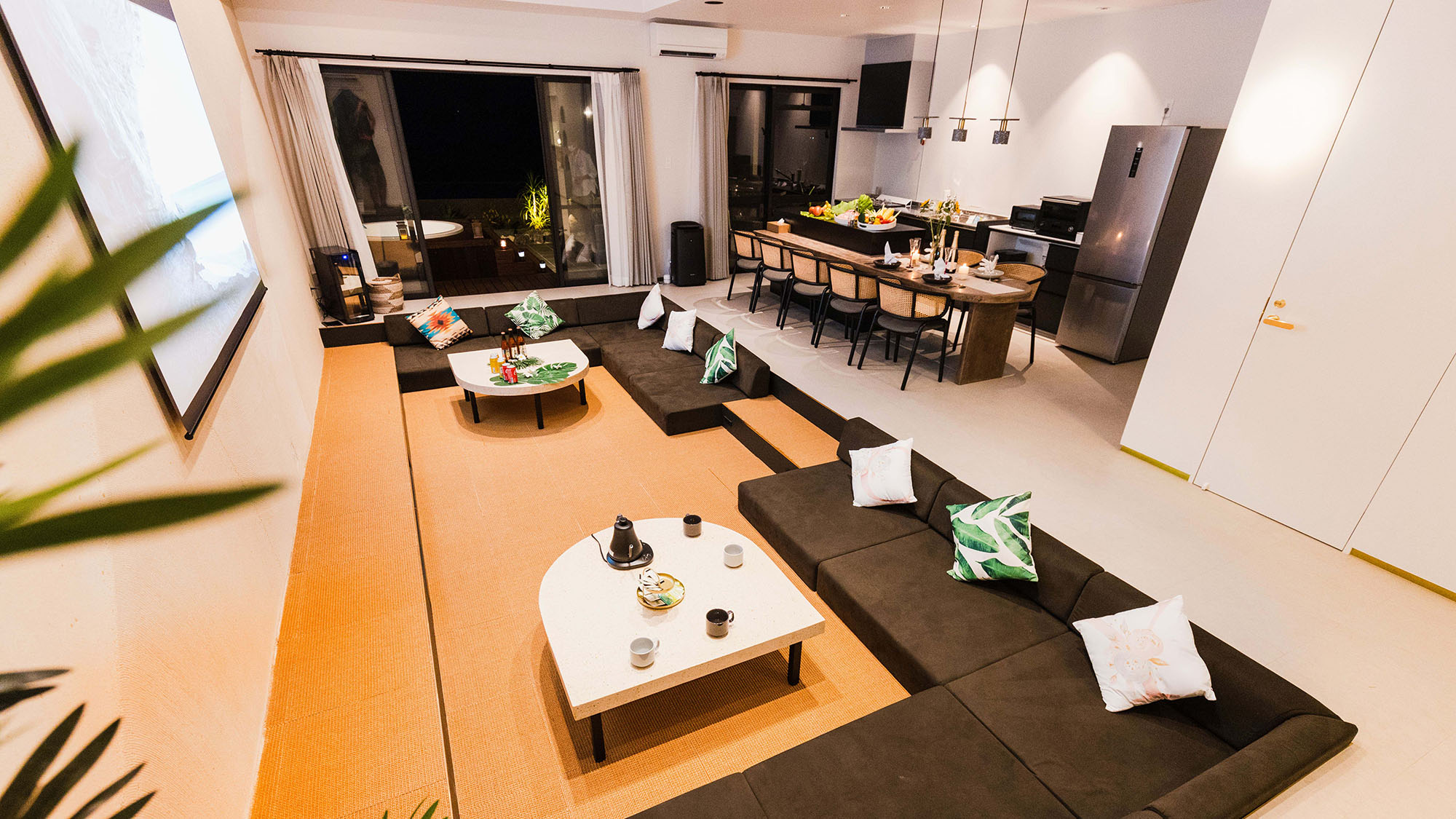 ・【リビング】お好きな食べ物、飲み物を持ち込み、団らんの時間をお楽しみください