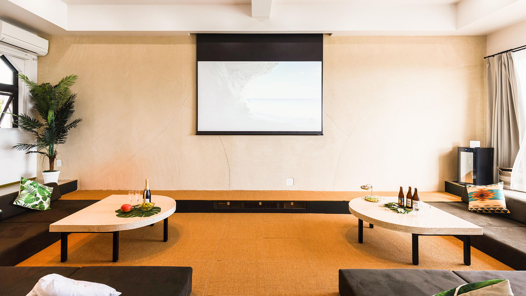 ・【リビング】プロジェクターの完備。お好きな映画を見てお楽しみいただけます