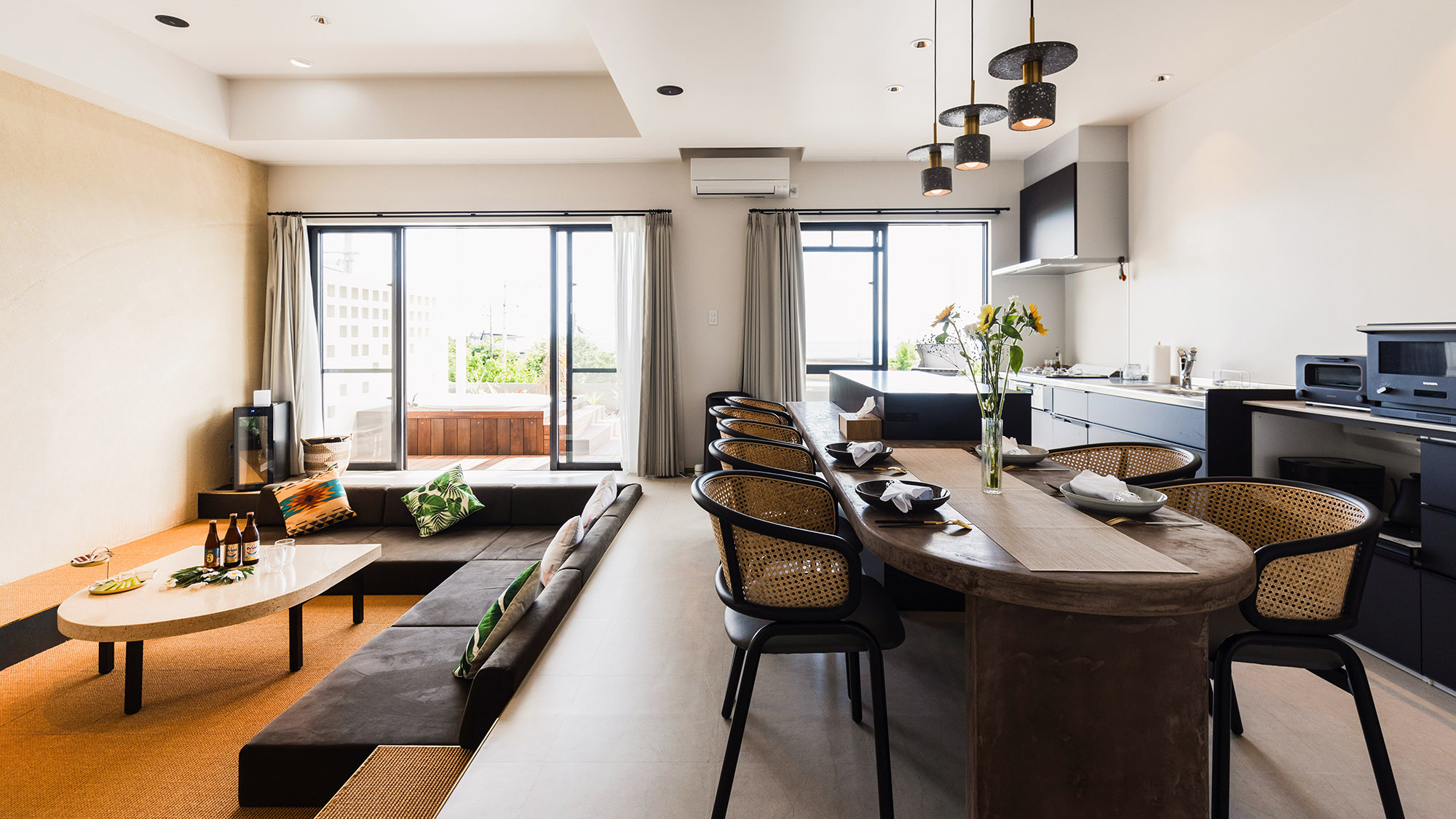 ・【リビング】窓の外を見ると広がる沖縄の自然。窓をあけて沖縄の風を感じてみても◎