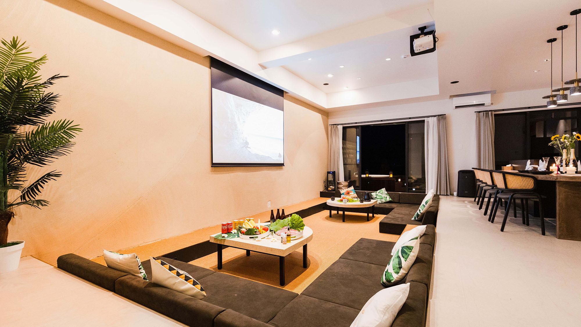 ・【リビング】開放的な空間のリビング。ご家族やご友人と団らんの時間をお過ごしください