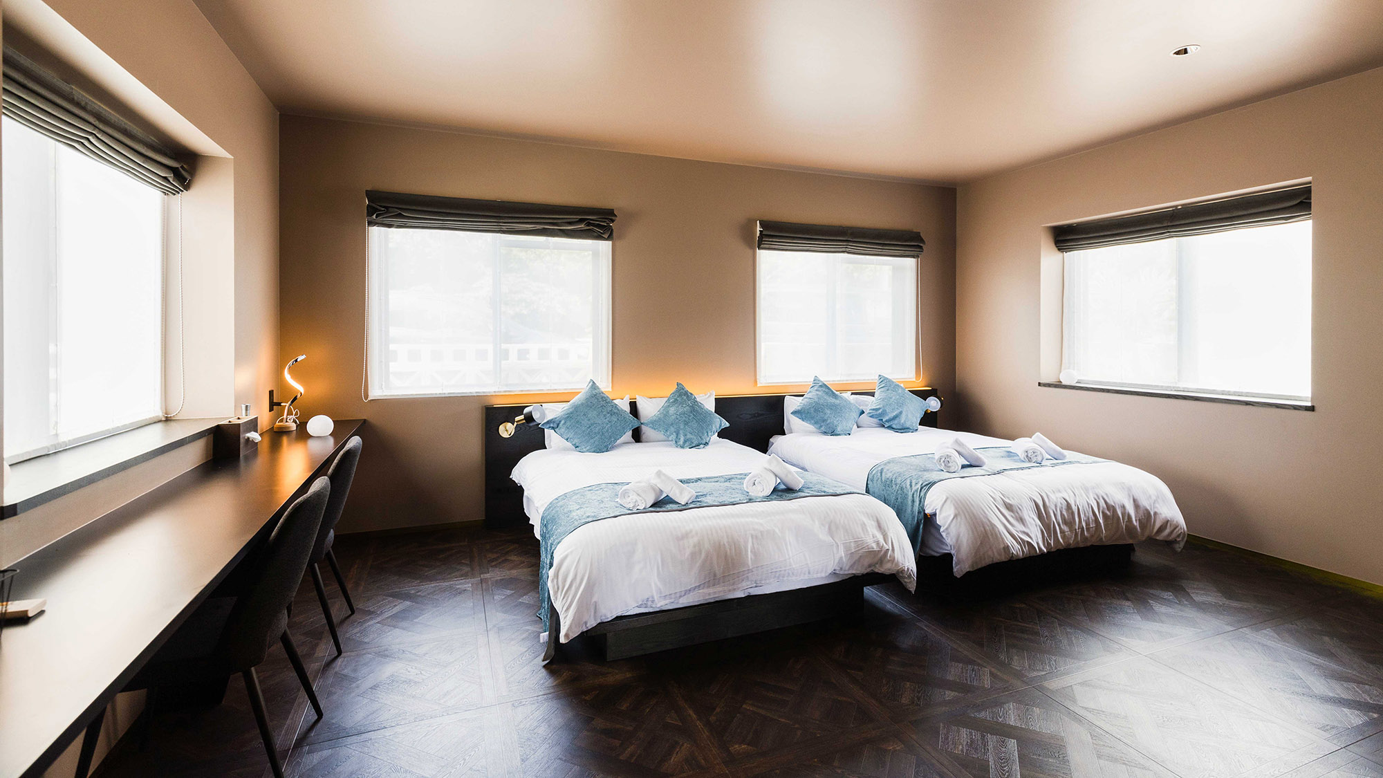 ・【寝室１】日の光が差し込むベッドルーム、朝日とともに目覚めもバッチリ！