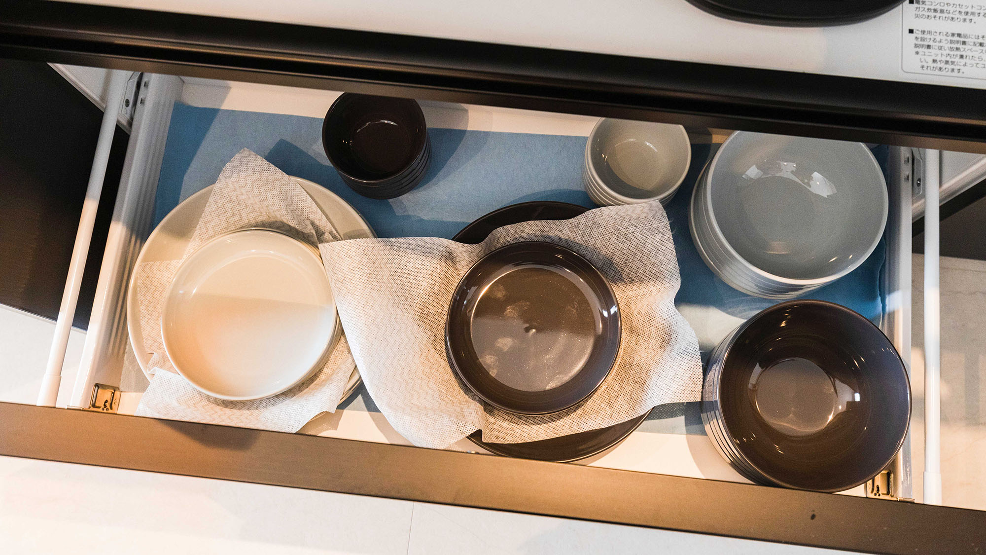 ・【キッチン】あらゆるサイズのお皿もご用意。ご宿泊の際も安心です