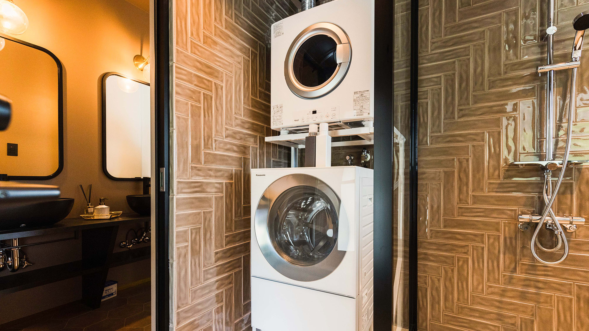 ・【洗濯機】お部屋には洗濯機のご用意。長期滞在の際もお荷物の心配不要です