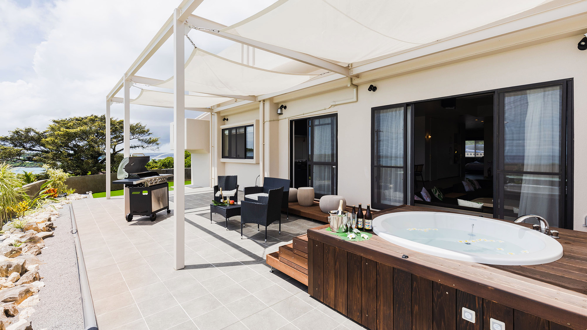 ・【テラス】開放的なテラス、自然の風を感じ、気分もリフレッシュ♪