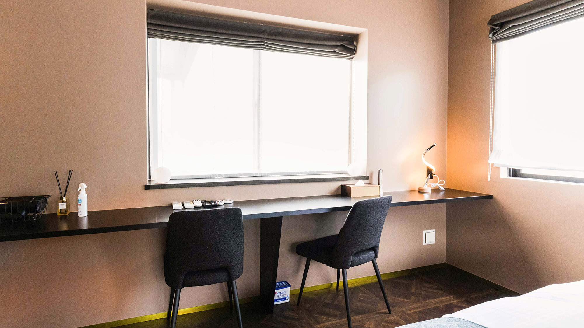 ・【寝室１】ベッドのそばには簡易的なテーブルとイス。眠りにつく前に読書もお楽しみいただけます