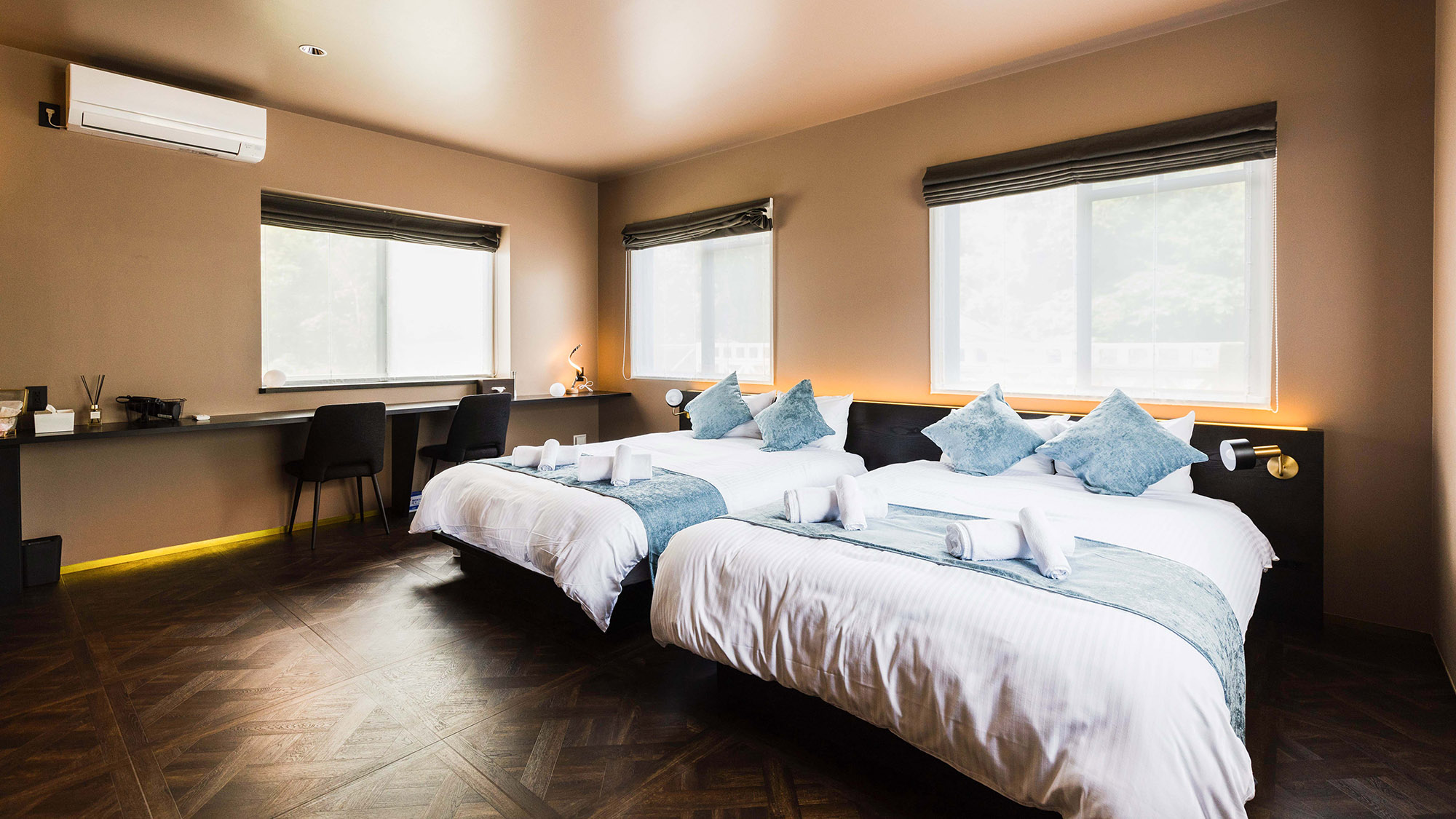 ・【寝室１】シックなデザインのベッドルーム、落ち着いて眠りにつくことができます