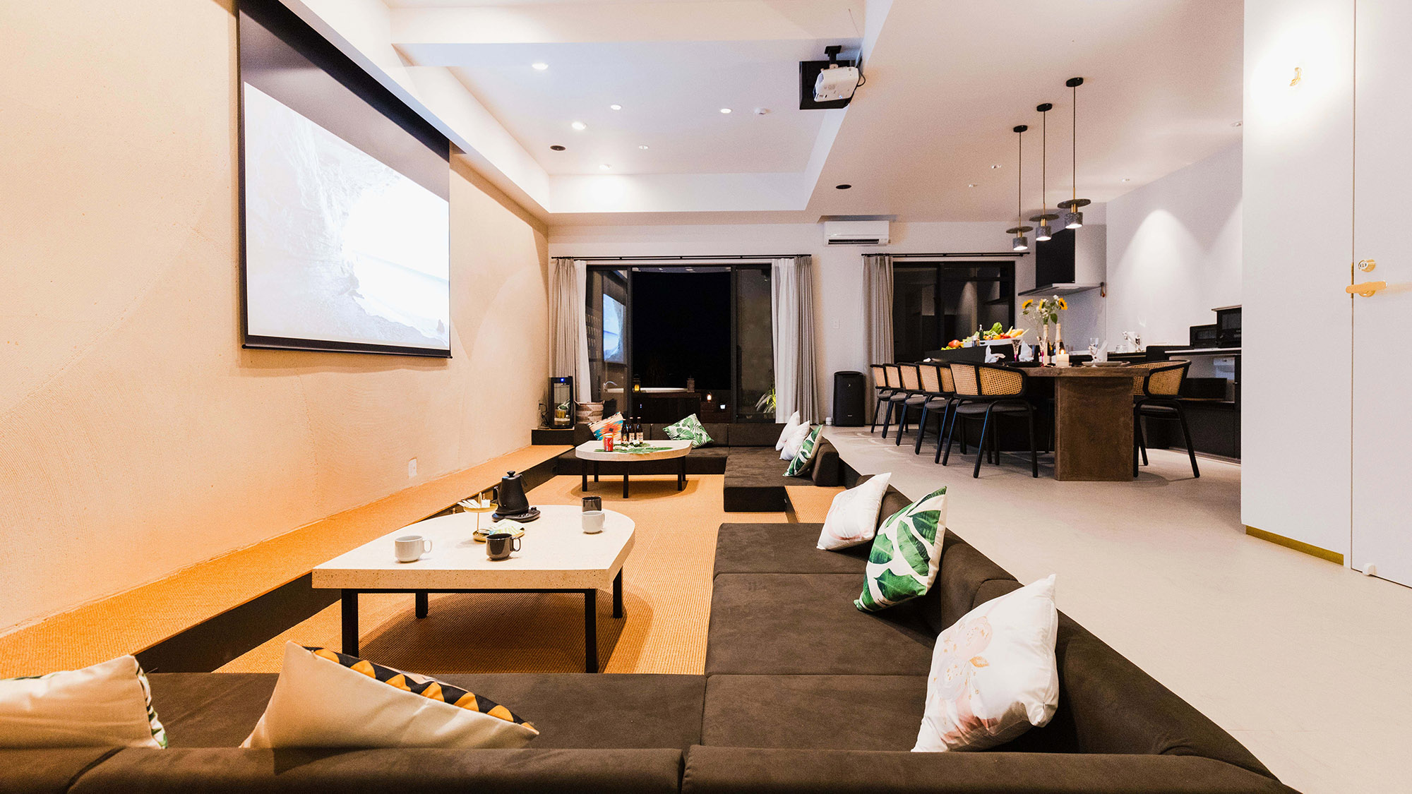 ・【リビング】広いソファのご用意。8名様でも一緒の空間でお過ごしいただけます