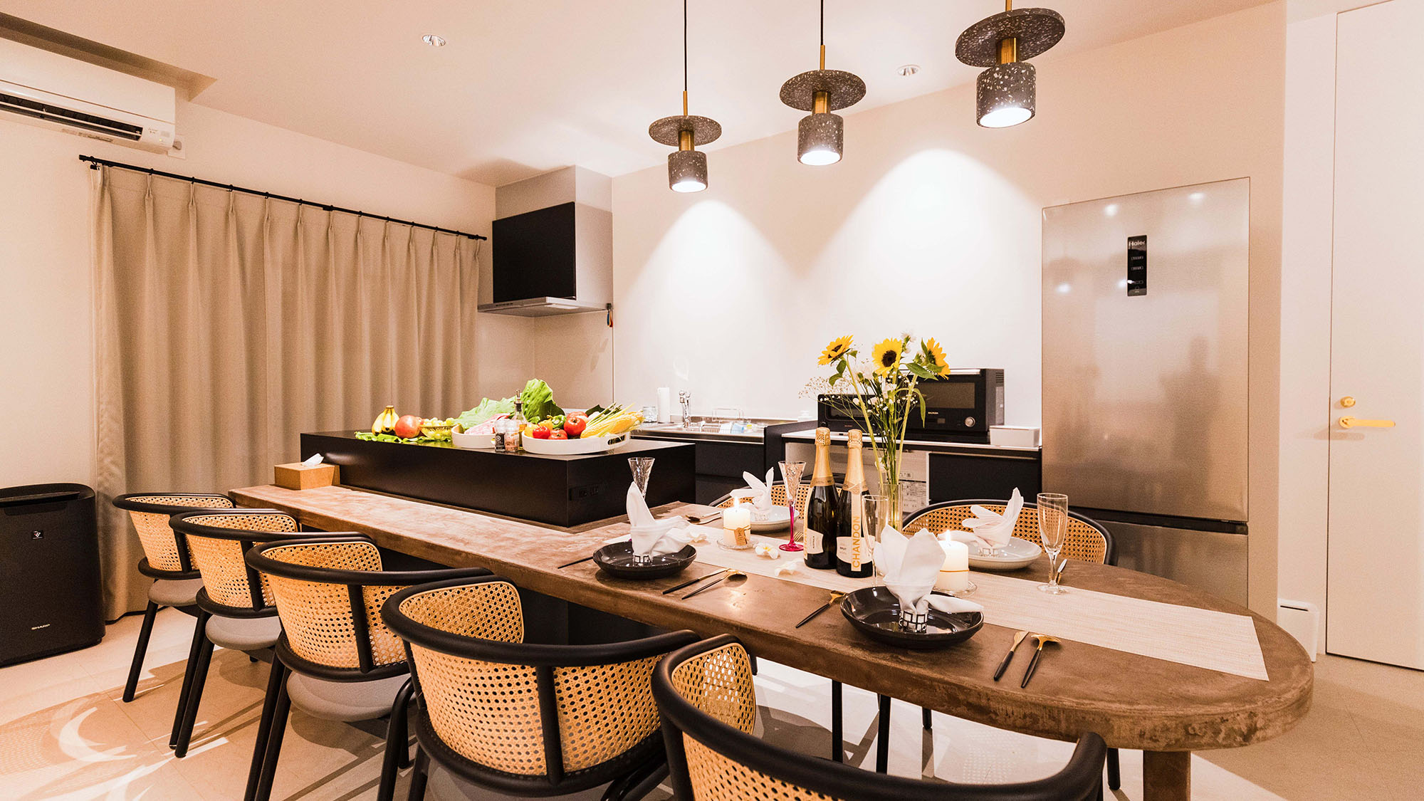 ・【ダイニング】ご家族やご友人と並んでワイワイお食事をお楽しみいただけます♪