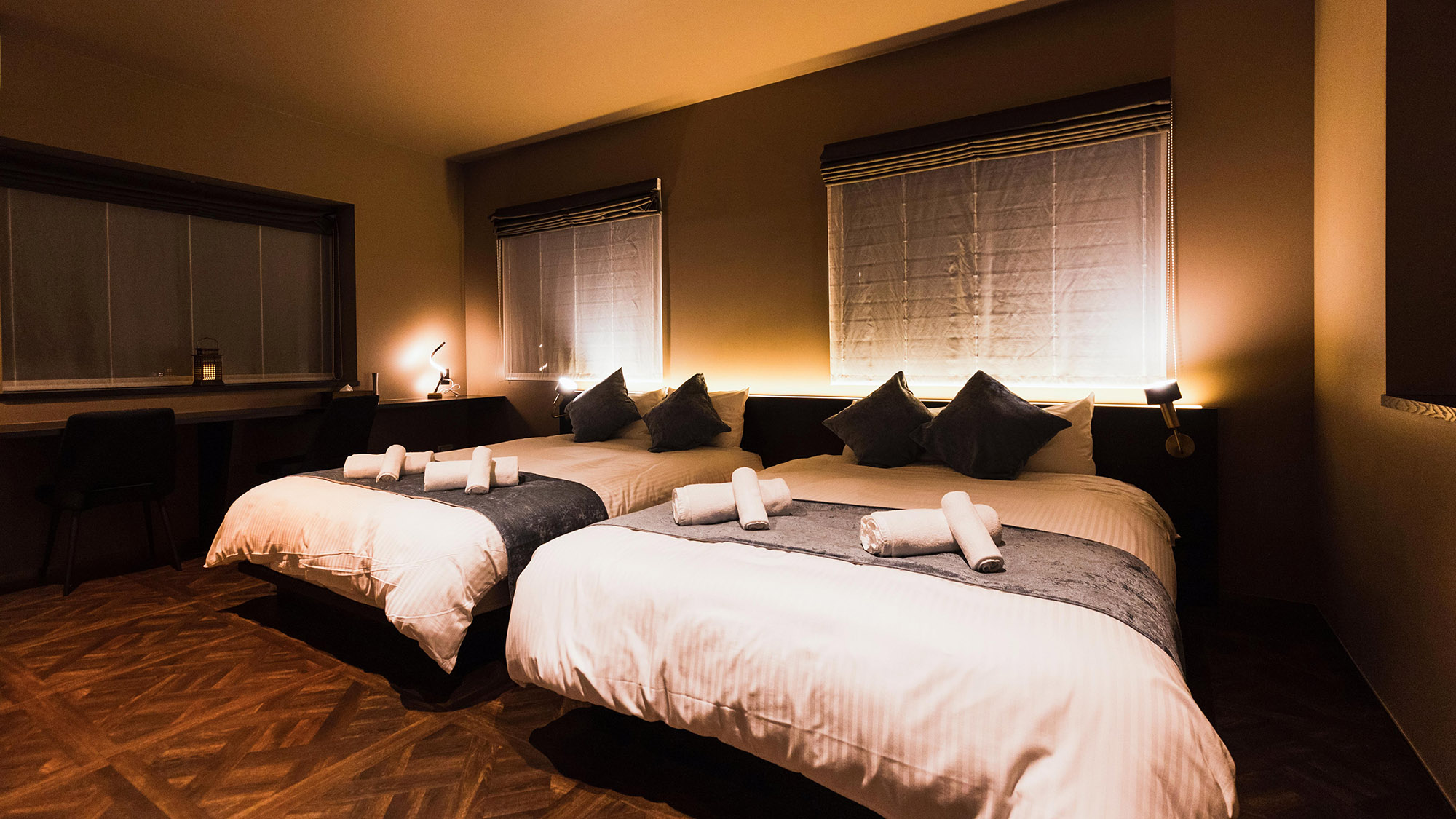 ・【寝室１】枕元からは温かな光、旅の疲れを取りゆったりお過ごしください