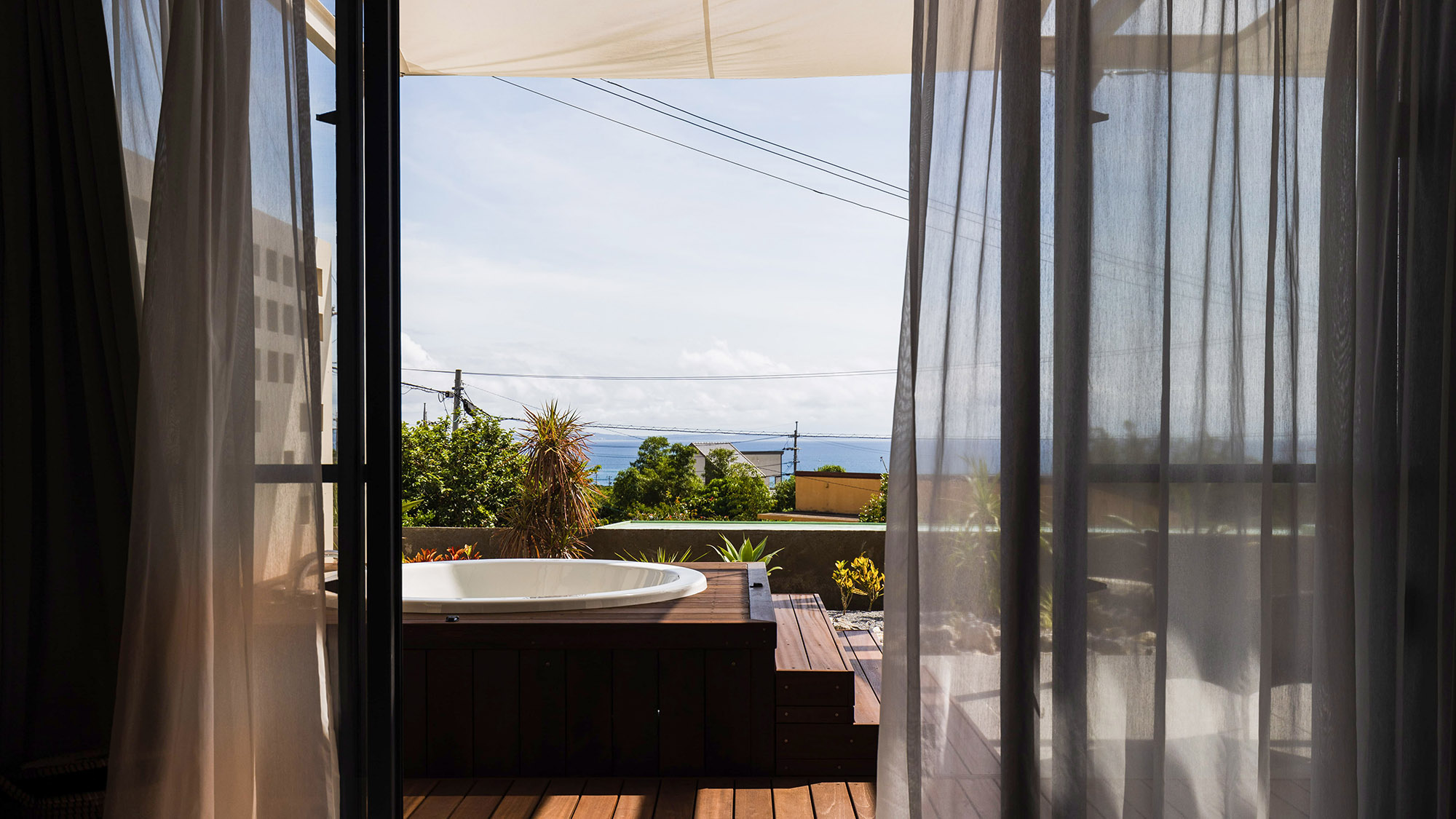 ・【テラス】お部屋から一歩出ると、沖縄の豊かな自然を見渡せます