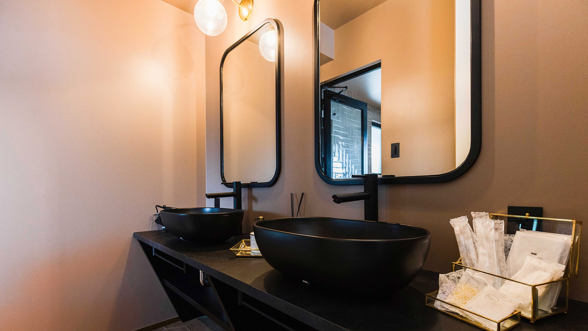 ・【洗面所】2口の蛇口を設置、これで朝の準備も安心です