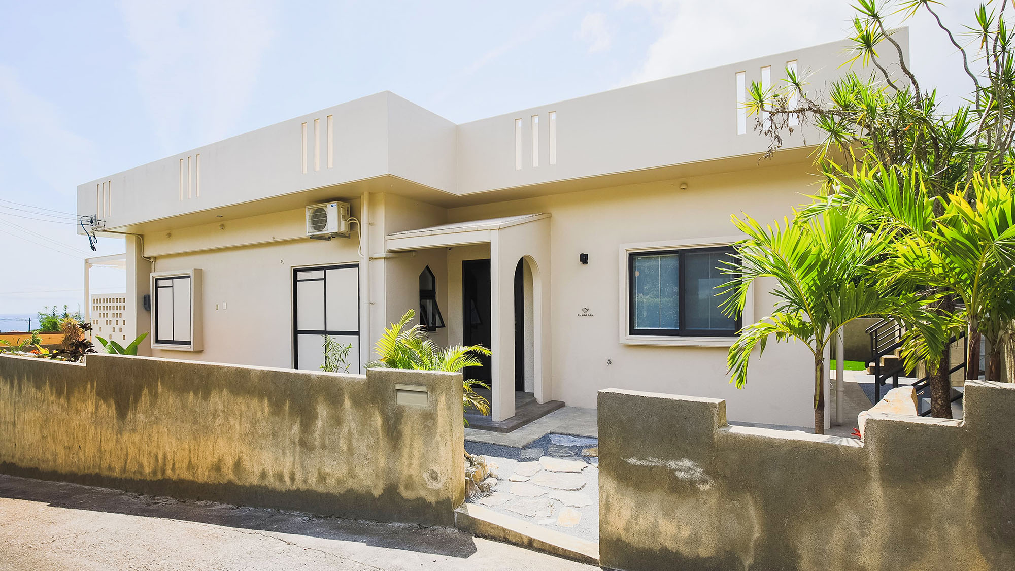 ・【外観】白を基調とした外観、シンプルなデザインです