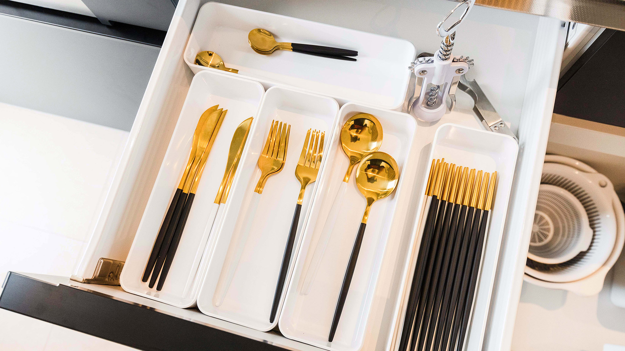 ・【キッチン】各種カトラリーを豊富にご用意。ご宿泊の際も安心です