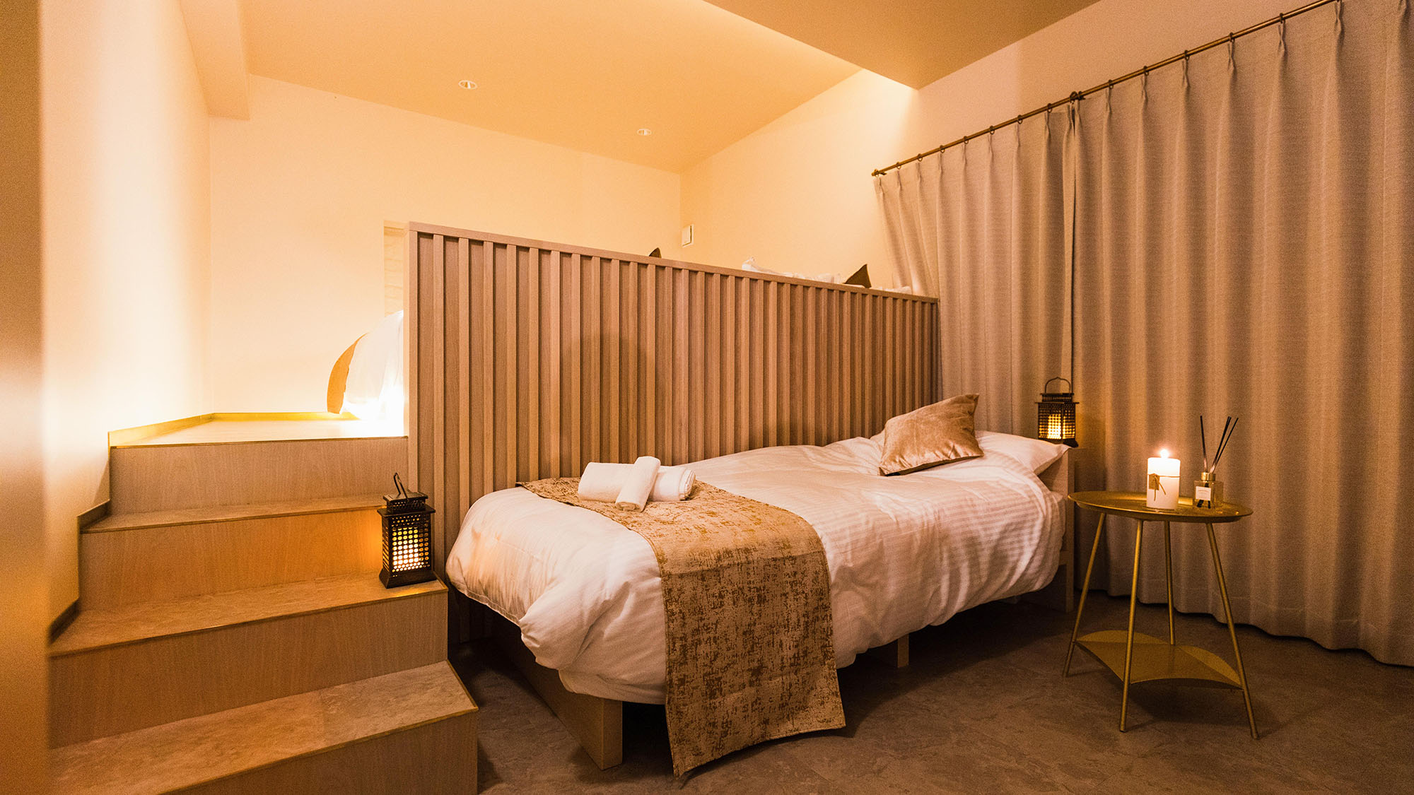 ・【寝室２】ベッドルームからこぼれる温かな光、ゆったりお過ごしいただけます